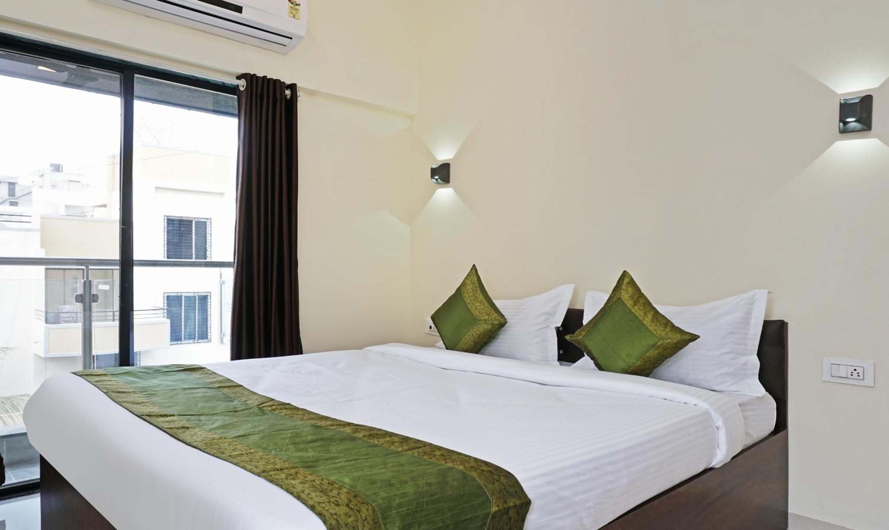 Deluxe Double Room - Photo 10