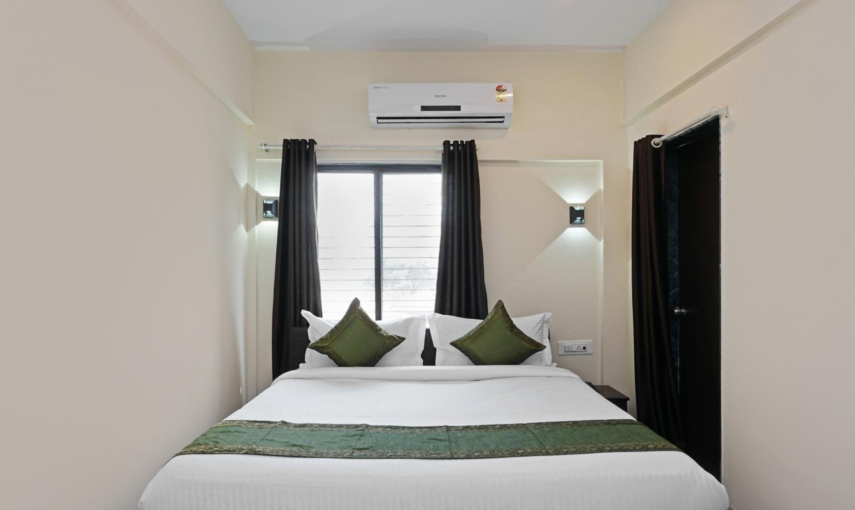 Deluxe Double Room - Photo 9