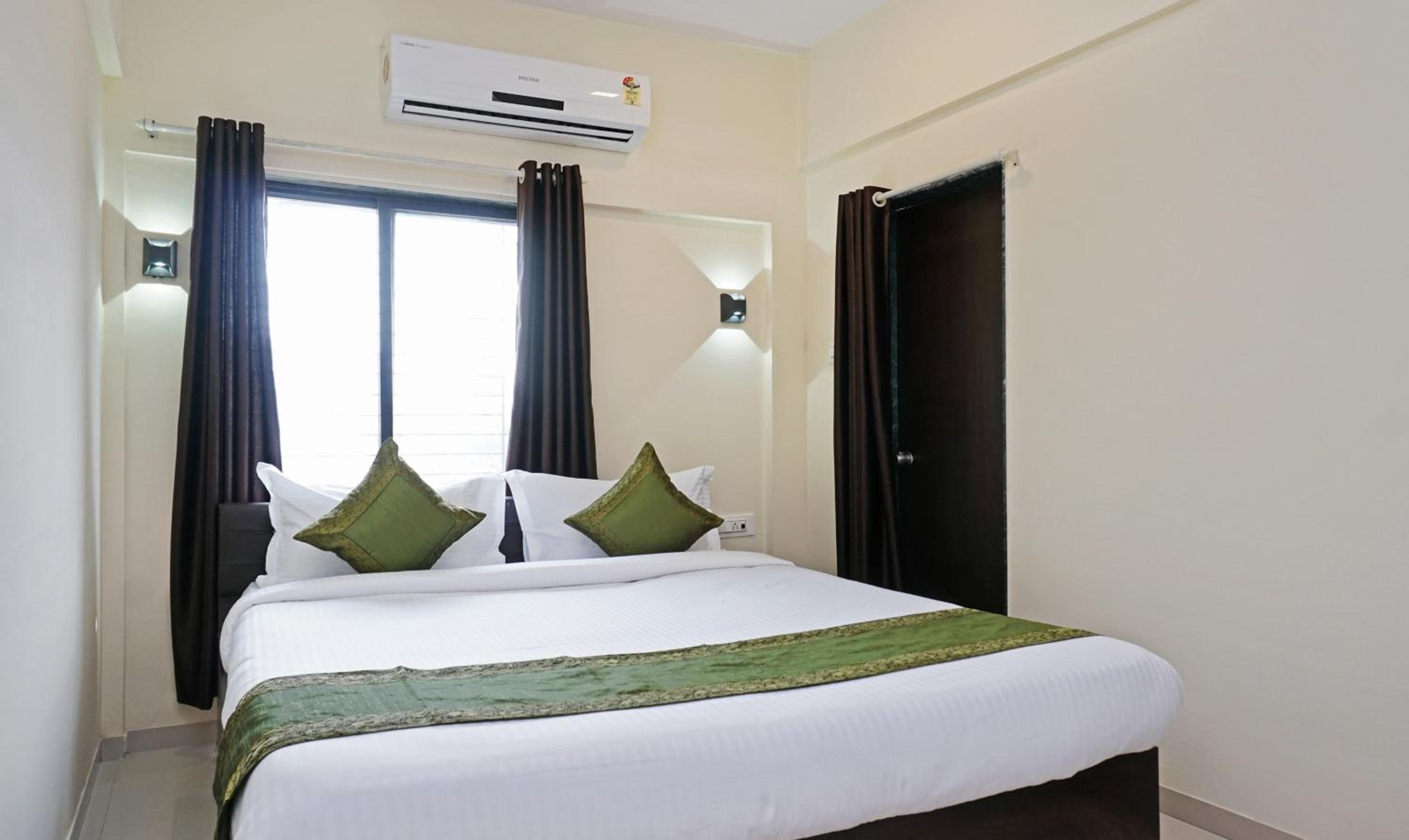Deluxe Double Room - Photo 11