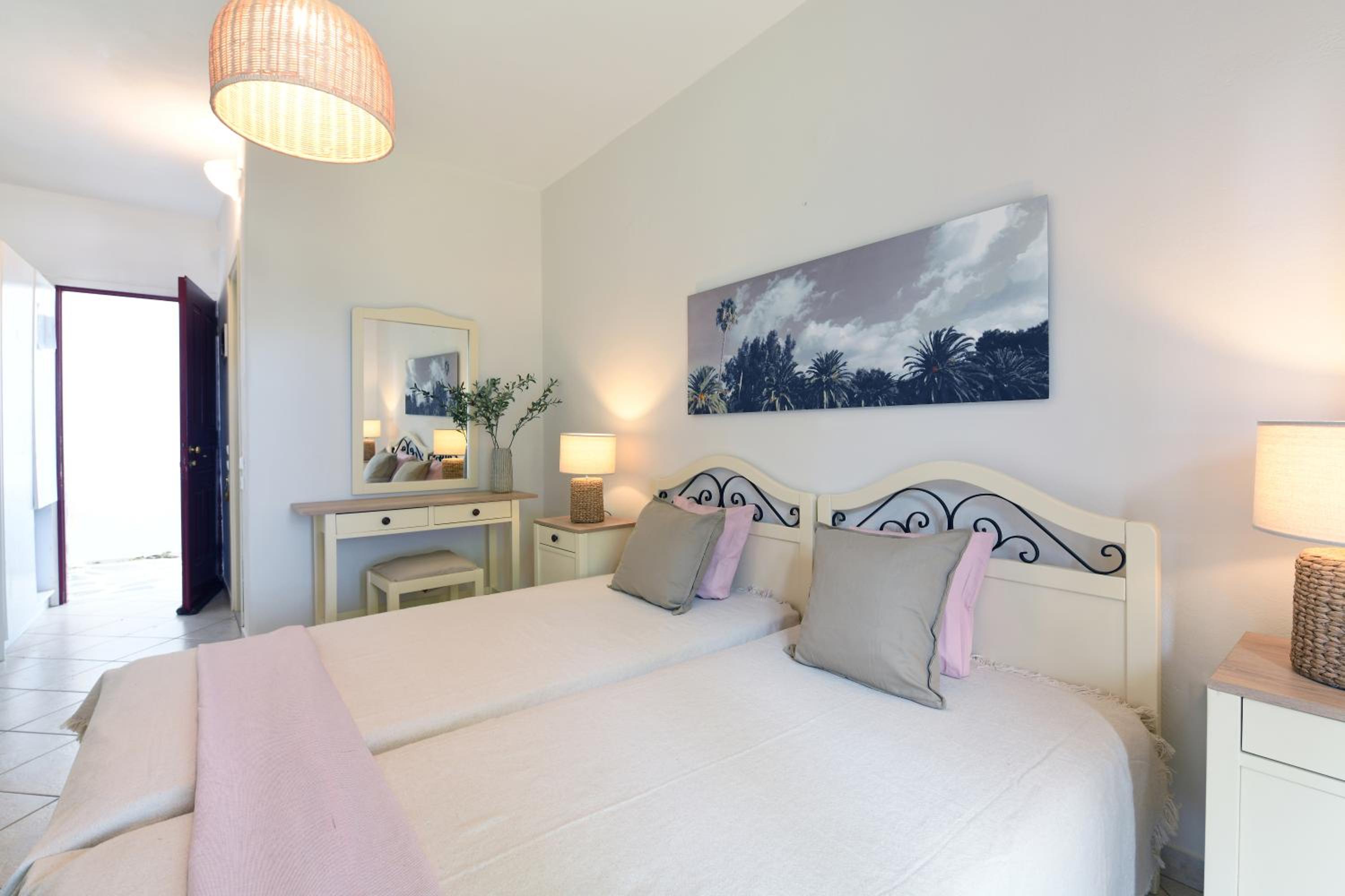 Standard Double or Twin Room with Garden View - Photo 12