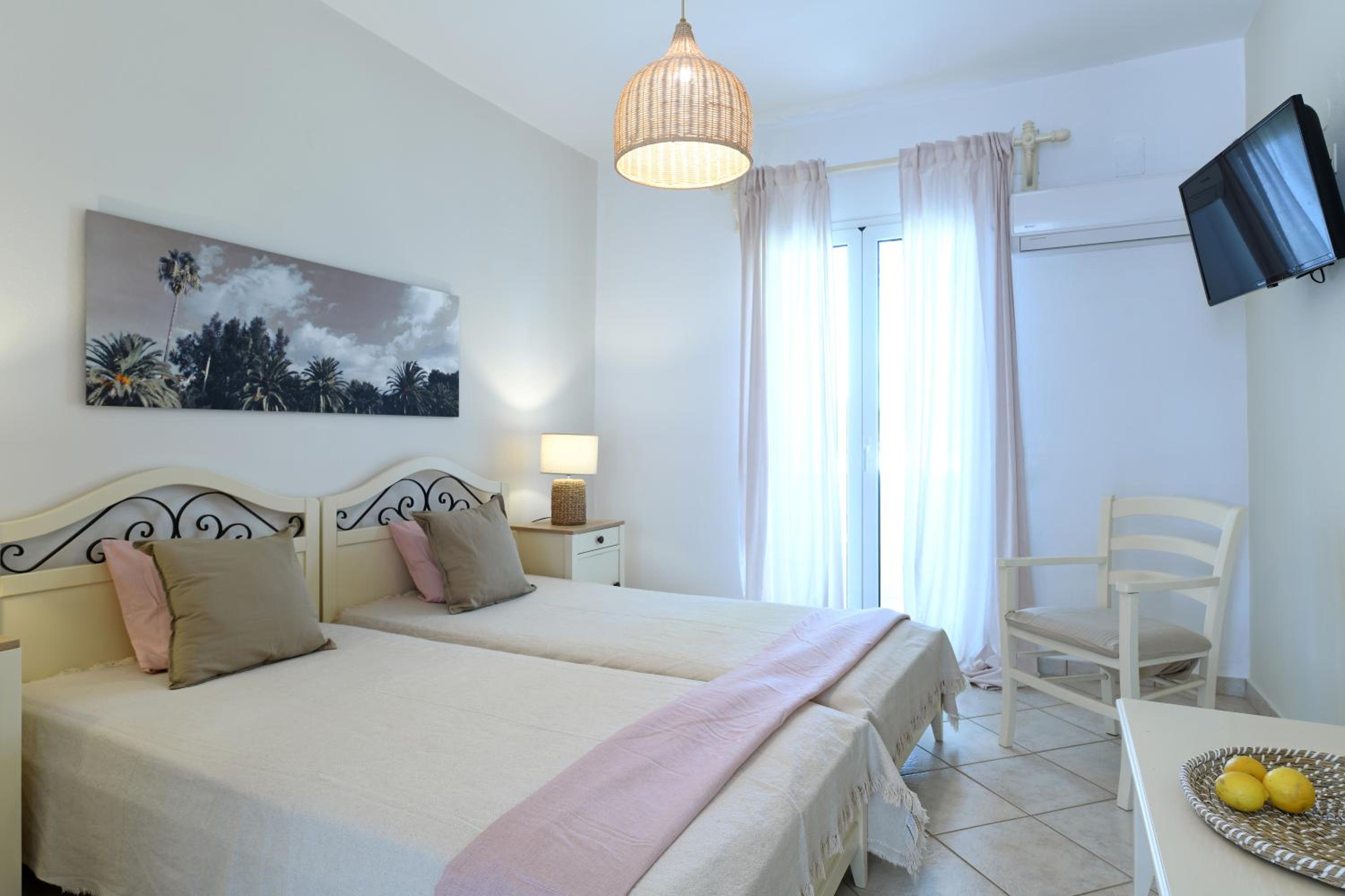Standard Double or Twin Room with Garden View - Photo 11