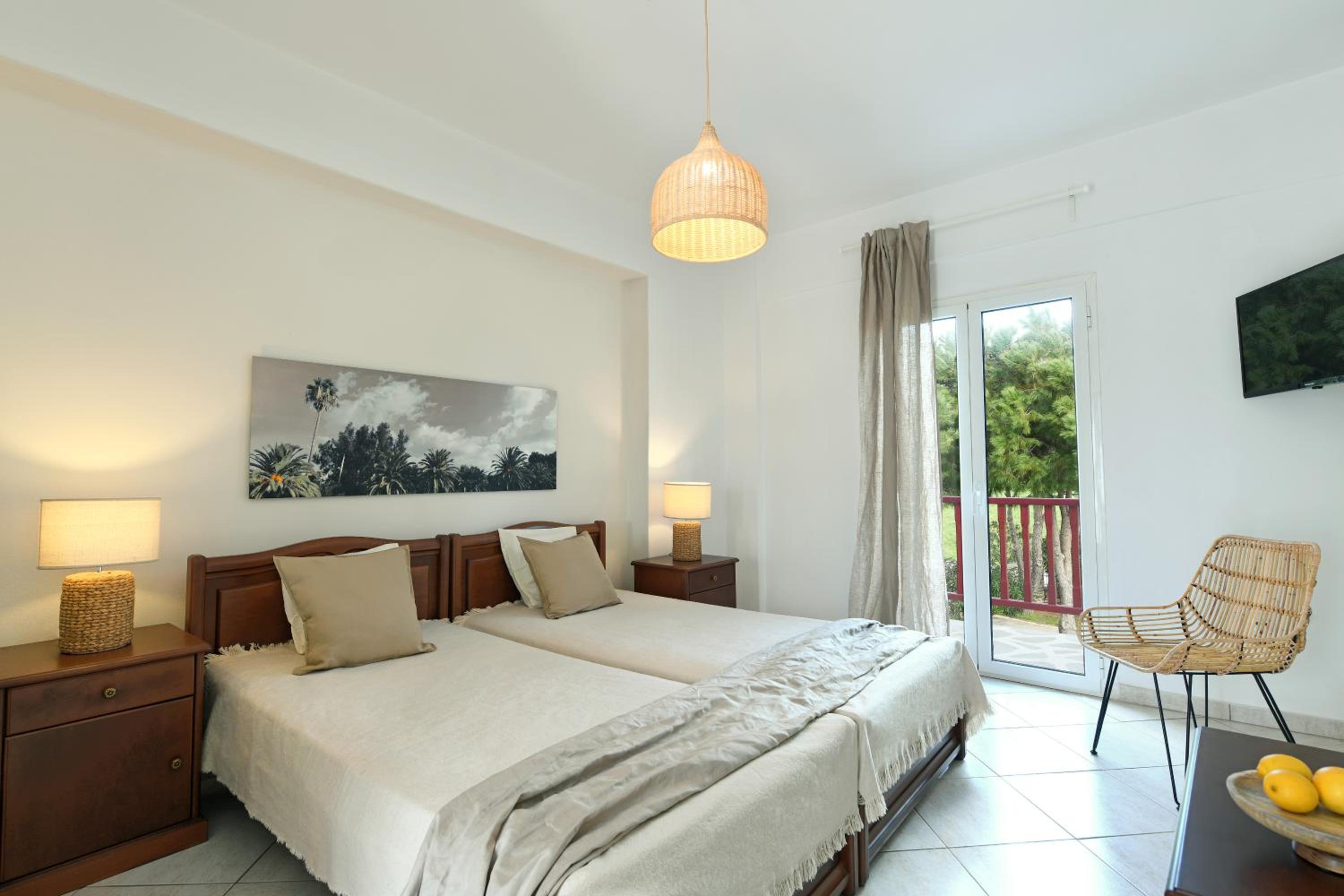 Double or Twin Room with Partial Sea View - Photo 8