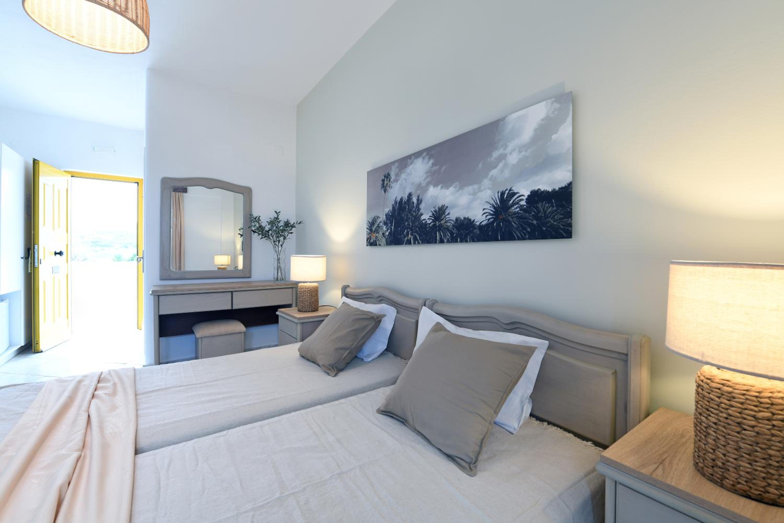 Standard Double or Twin Room with Sea View - Photo 3