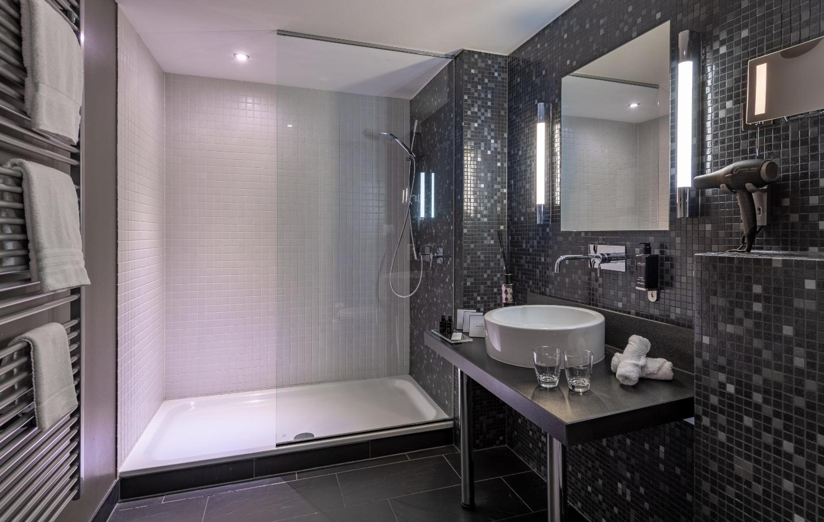 Deluxe Double Room with Balcony - Photo 7