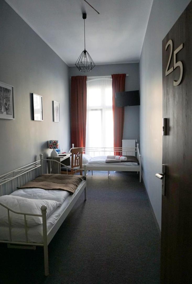 Twin Room with Private Bathroom - Photo 6