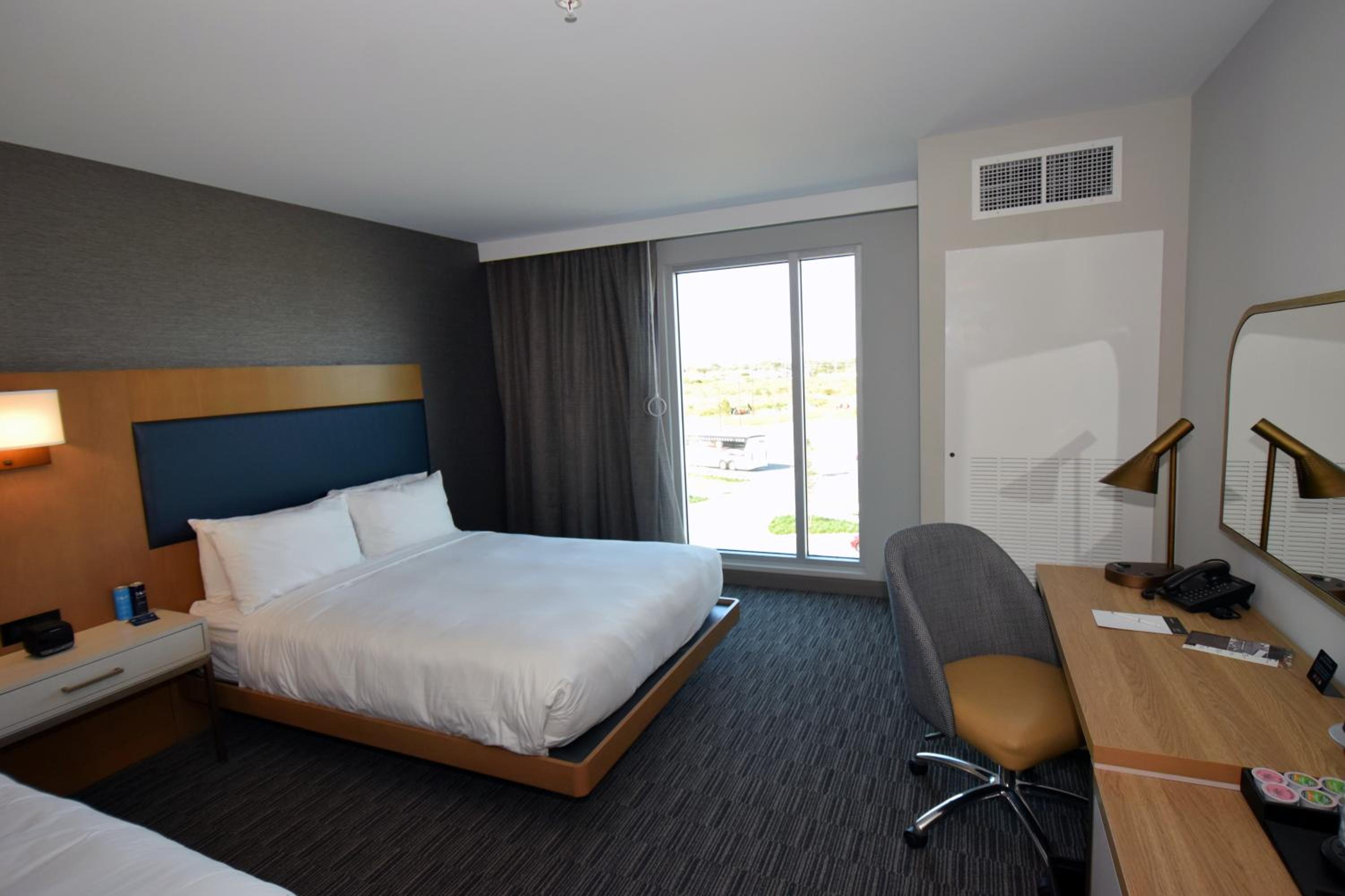 King Room with Roll-In Shower - Disability Access photo 1