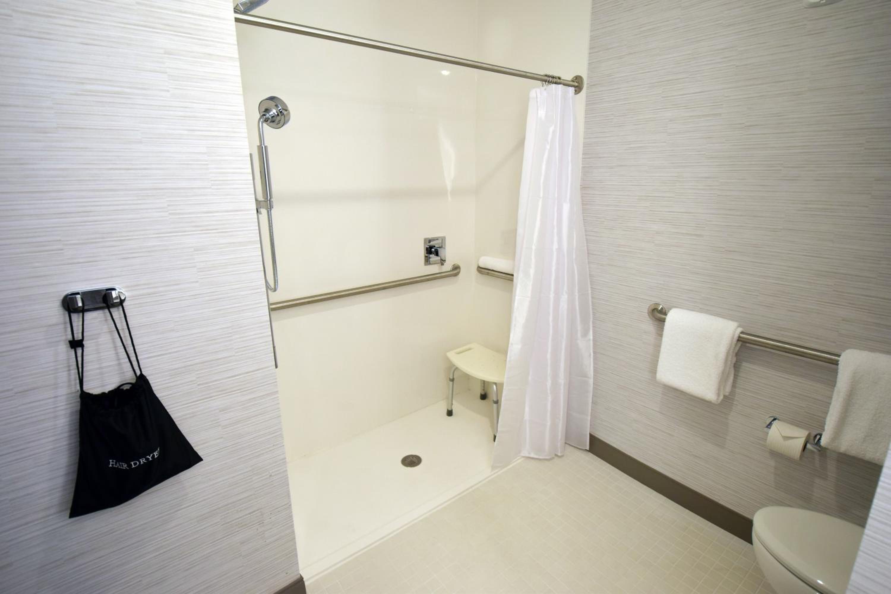 King Room with Roll-In Shower - Disability Access photo 2