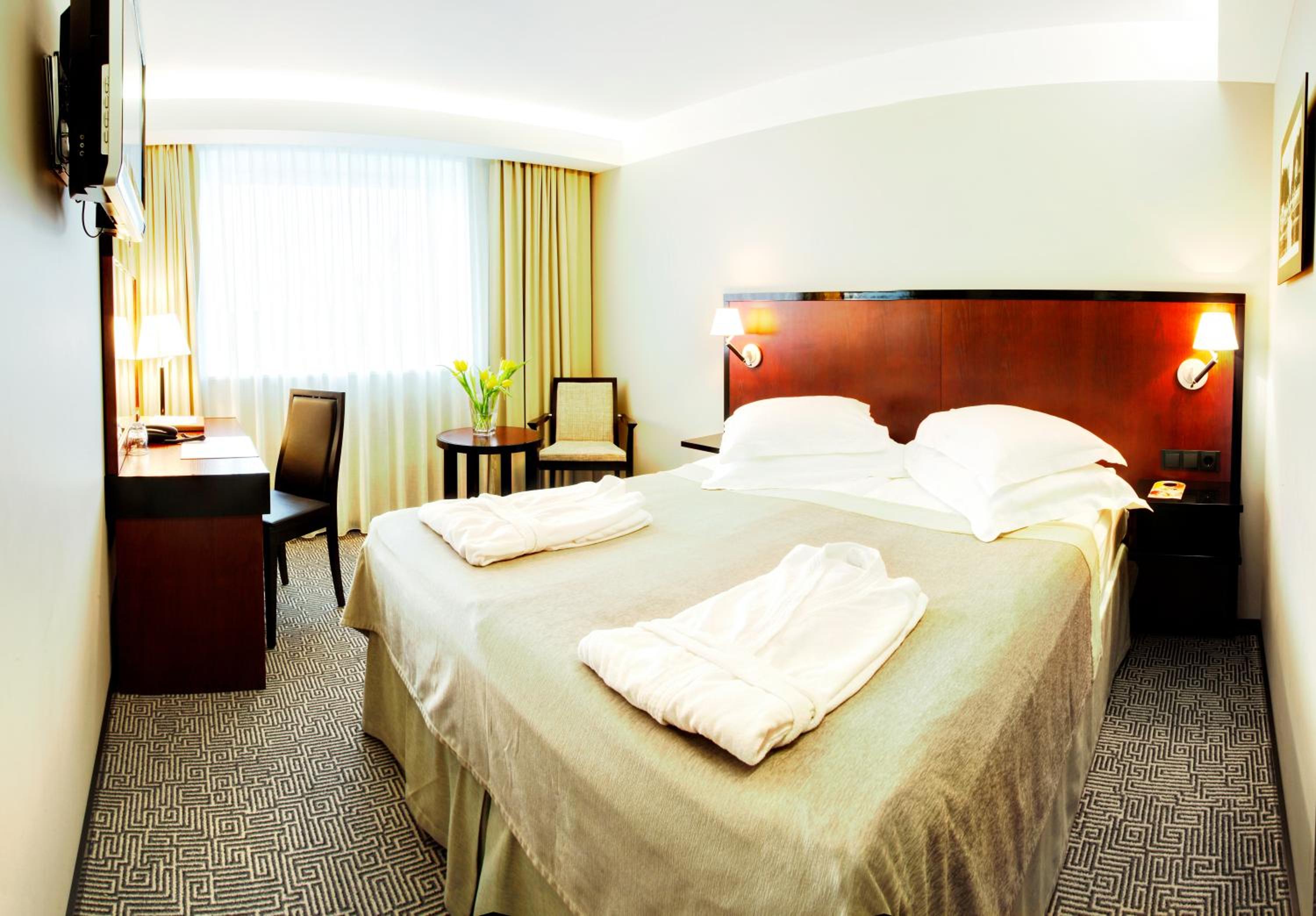 Double Room with Spa Access - Photo 1