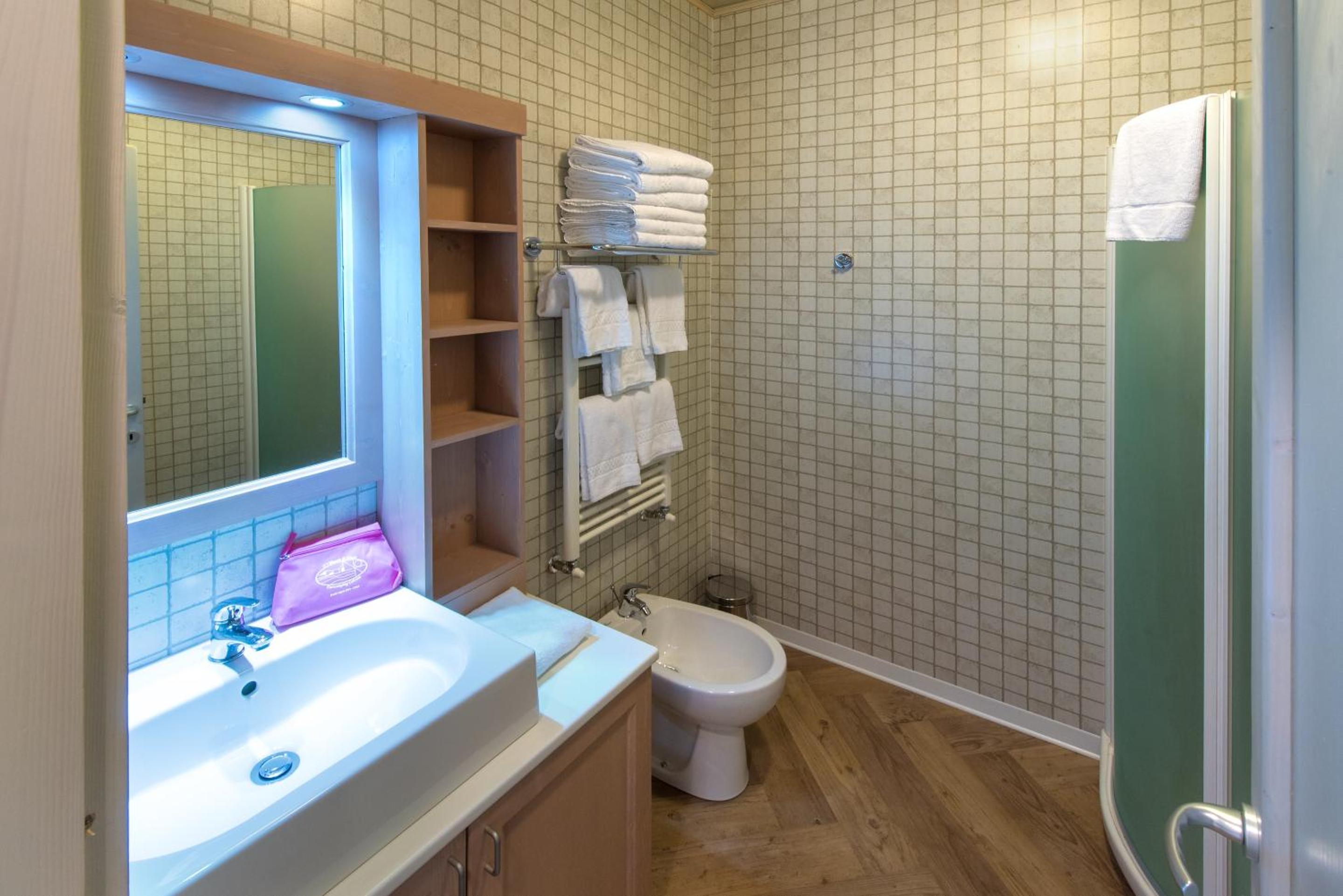 Two-Bedroom Bungalow - Photo 3
