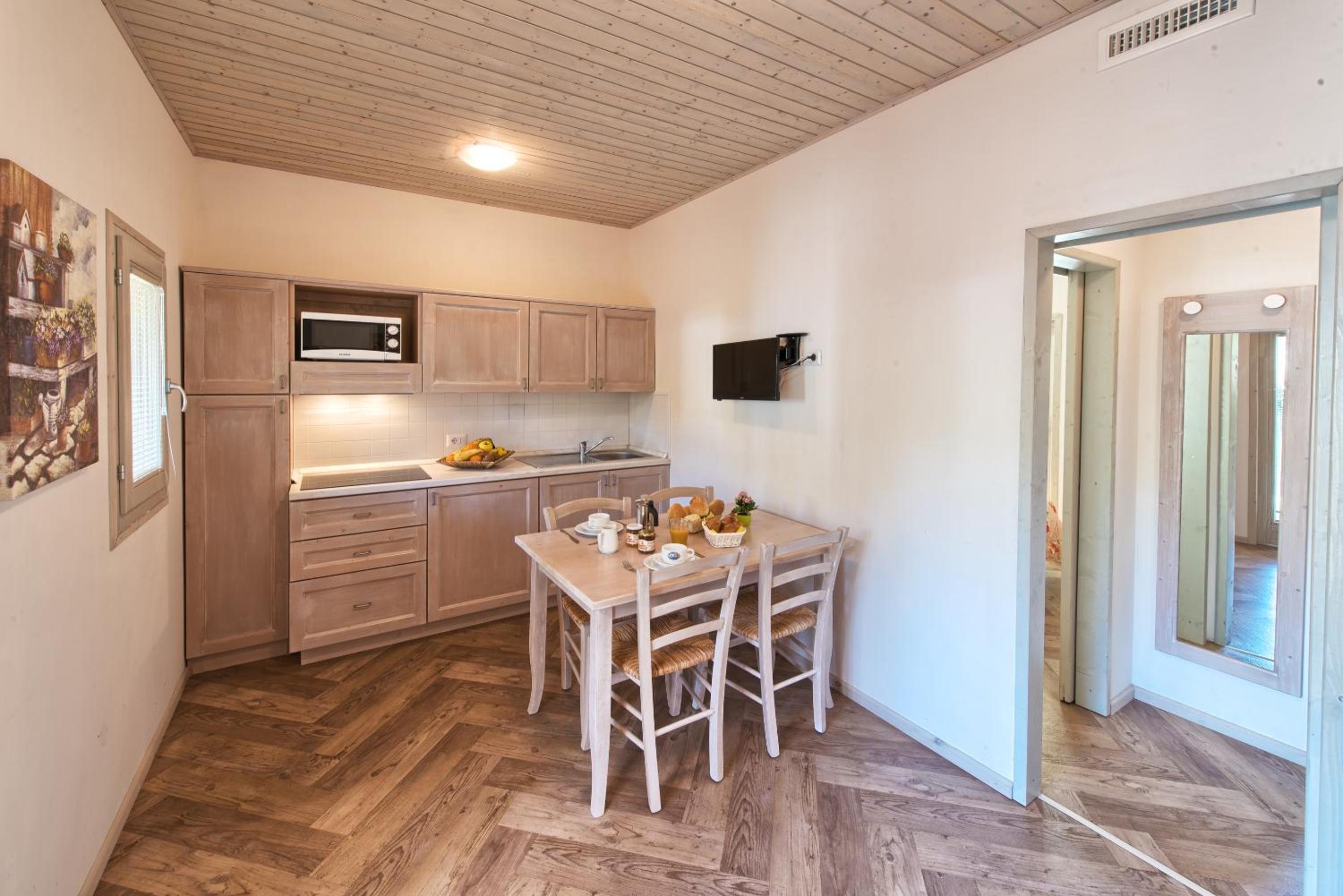One-Bedroom Bungalow - Photo 3