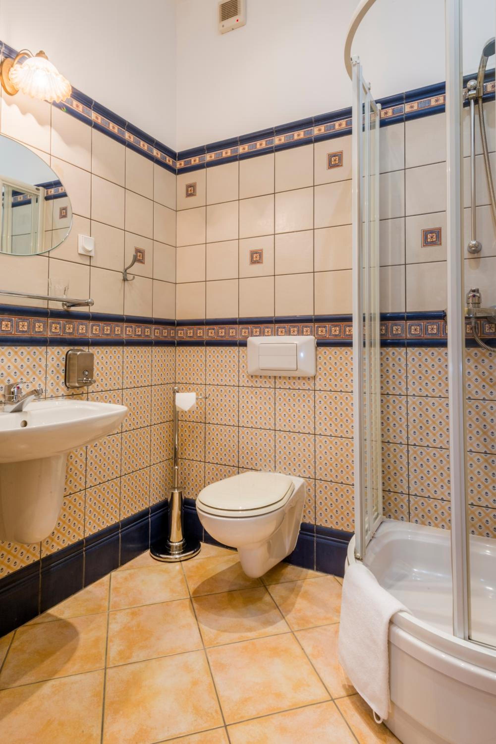 Double or Twin Room with Private Bathroom - Photo 2