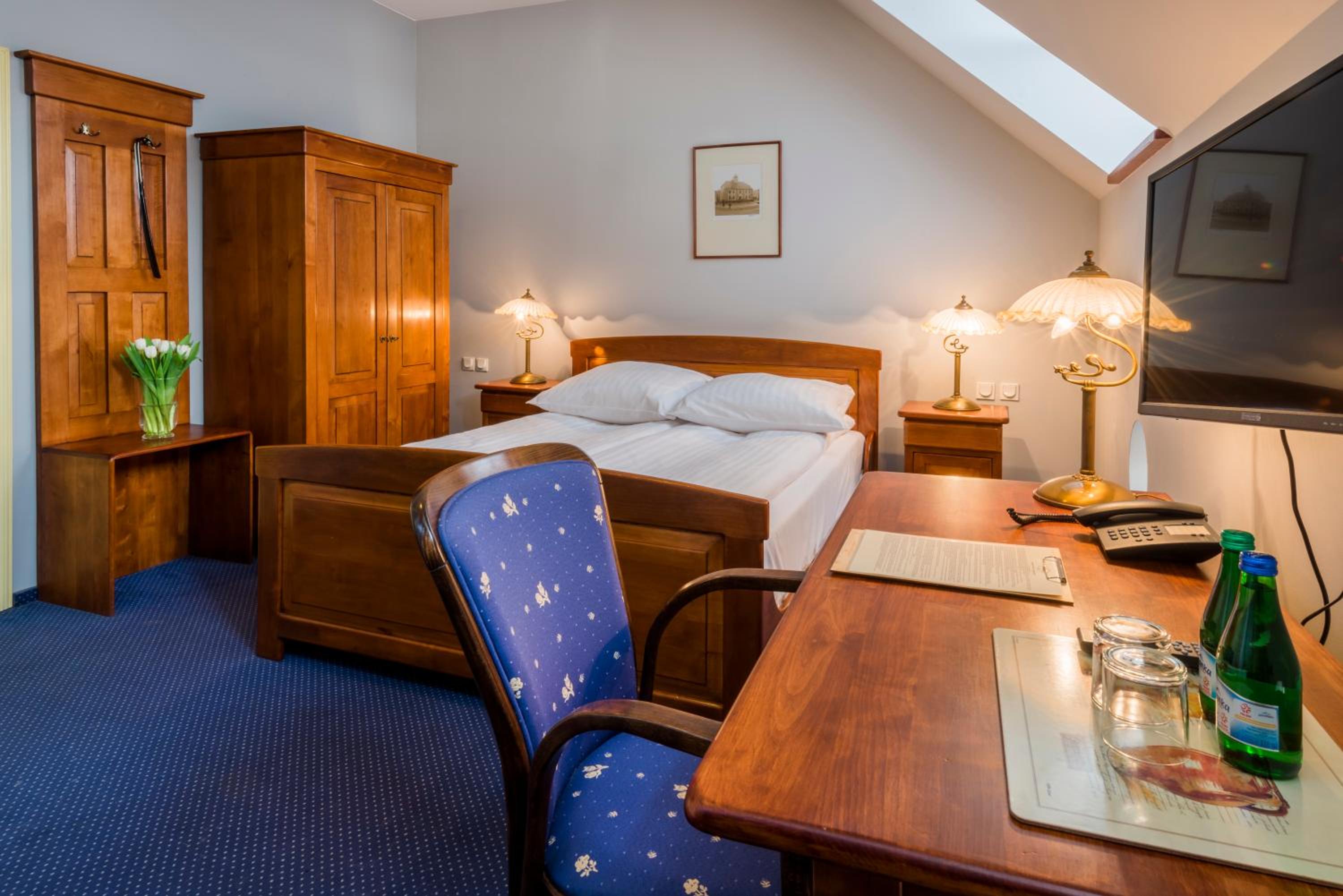 Double or Twin Room with Private Bathroom - Photo 3