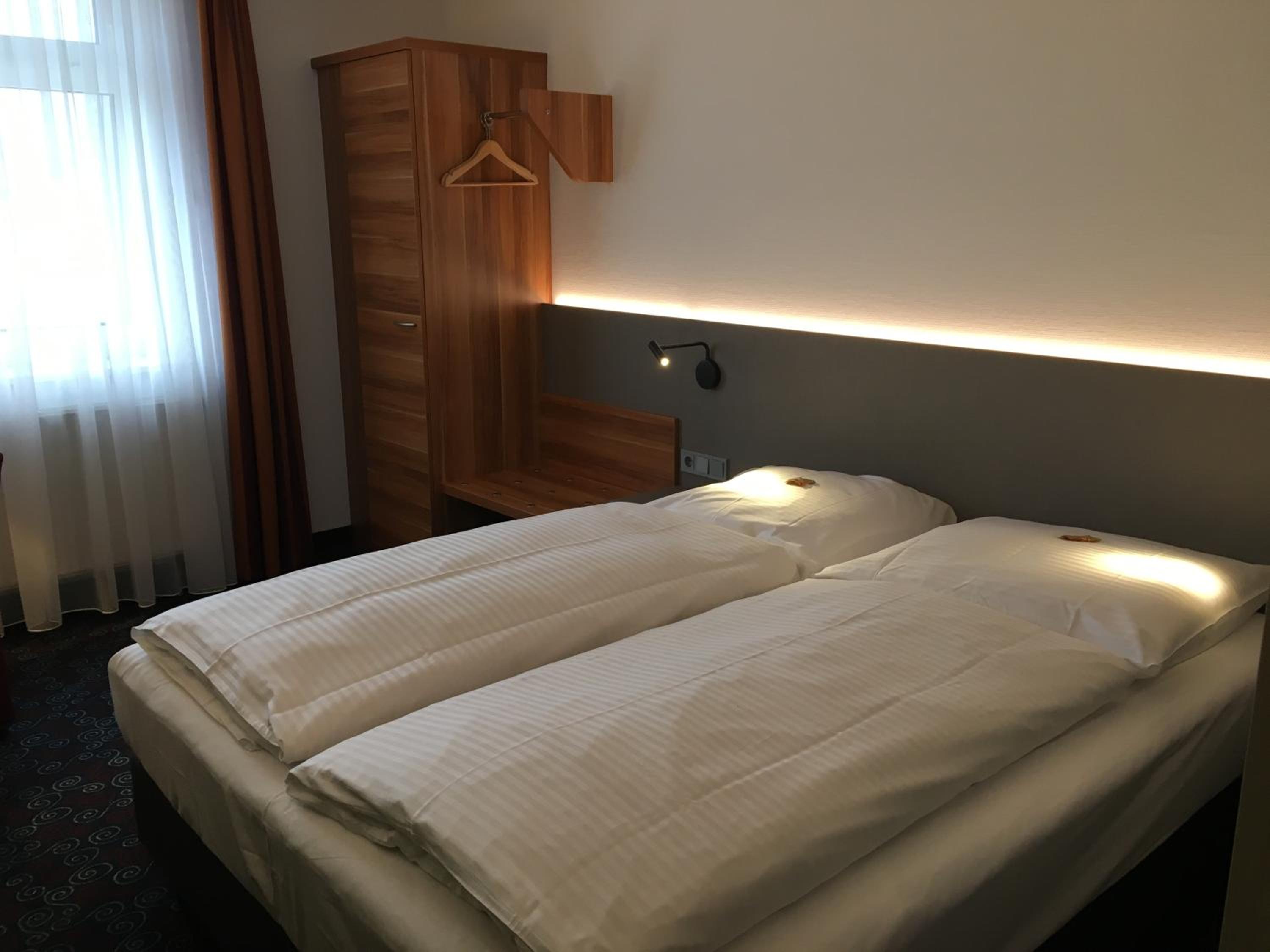 Queen Room photo 2