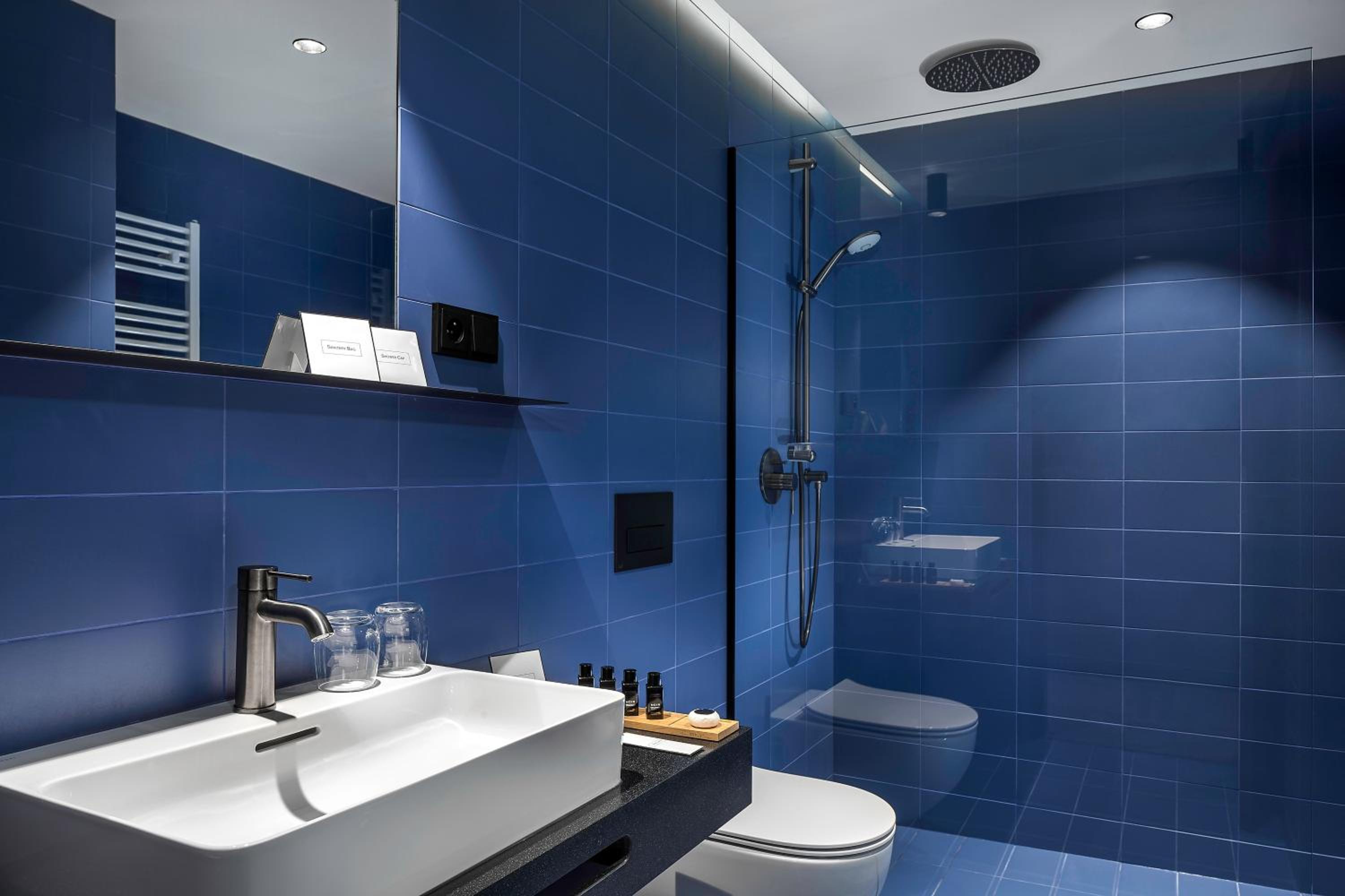 Superior Double Room thumbnail 6