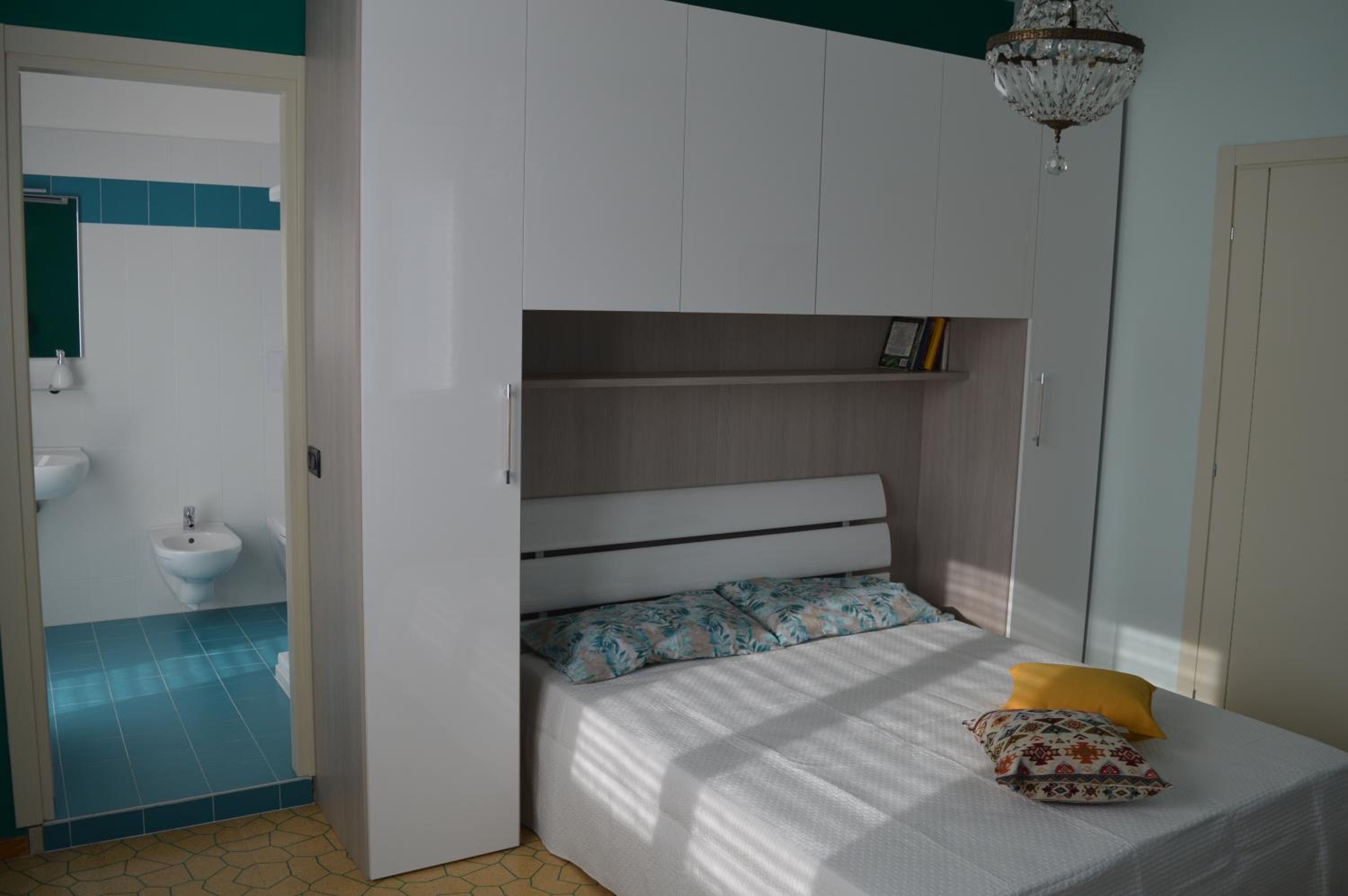Deluxe Room (2 Adults + 1 Child) - Photo 21