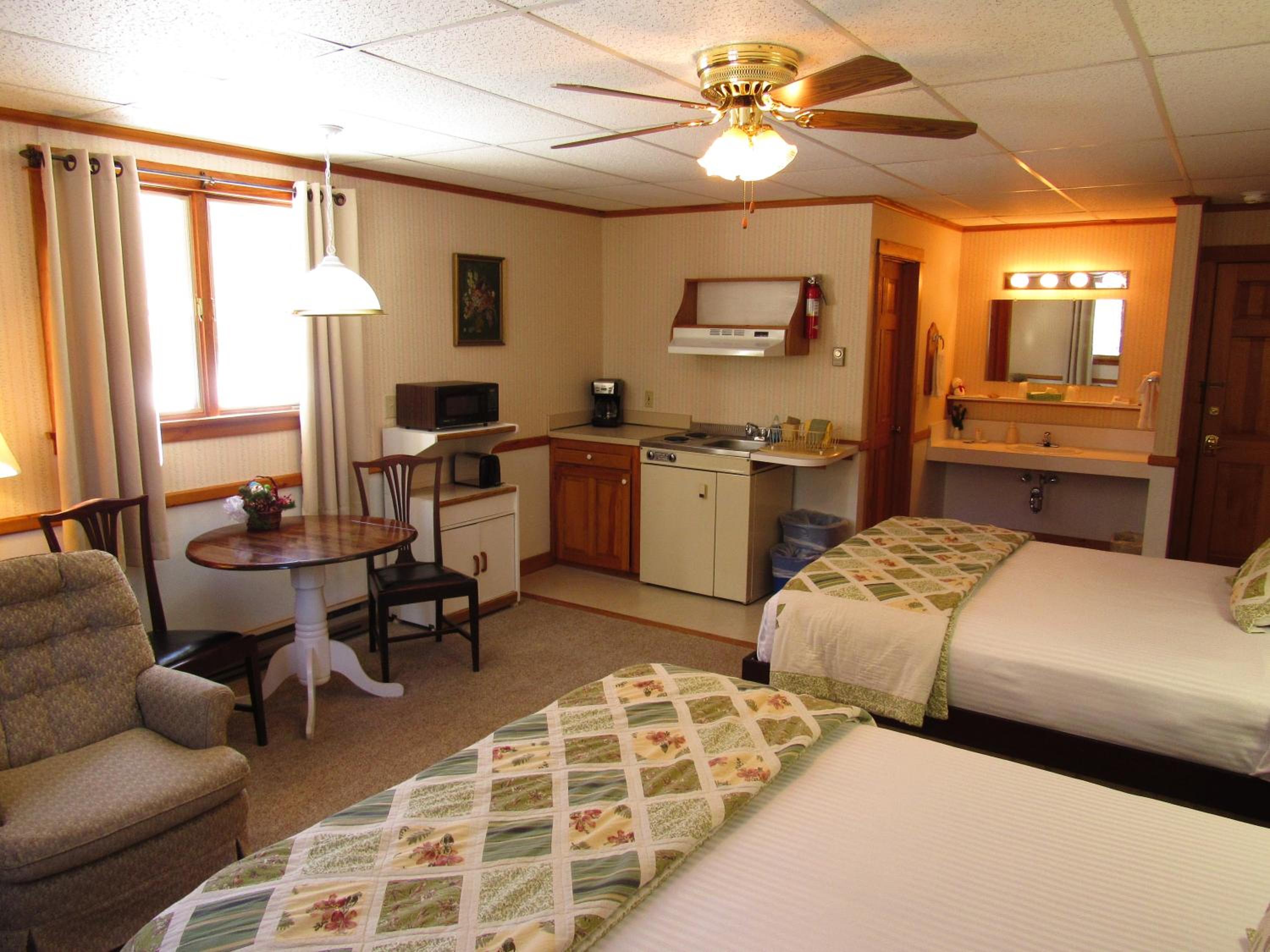 Deluxe Queen Suite