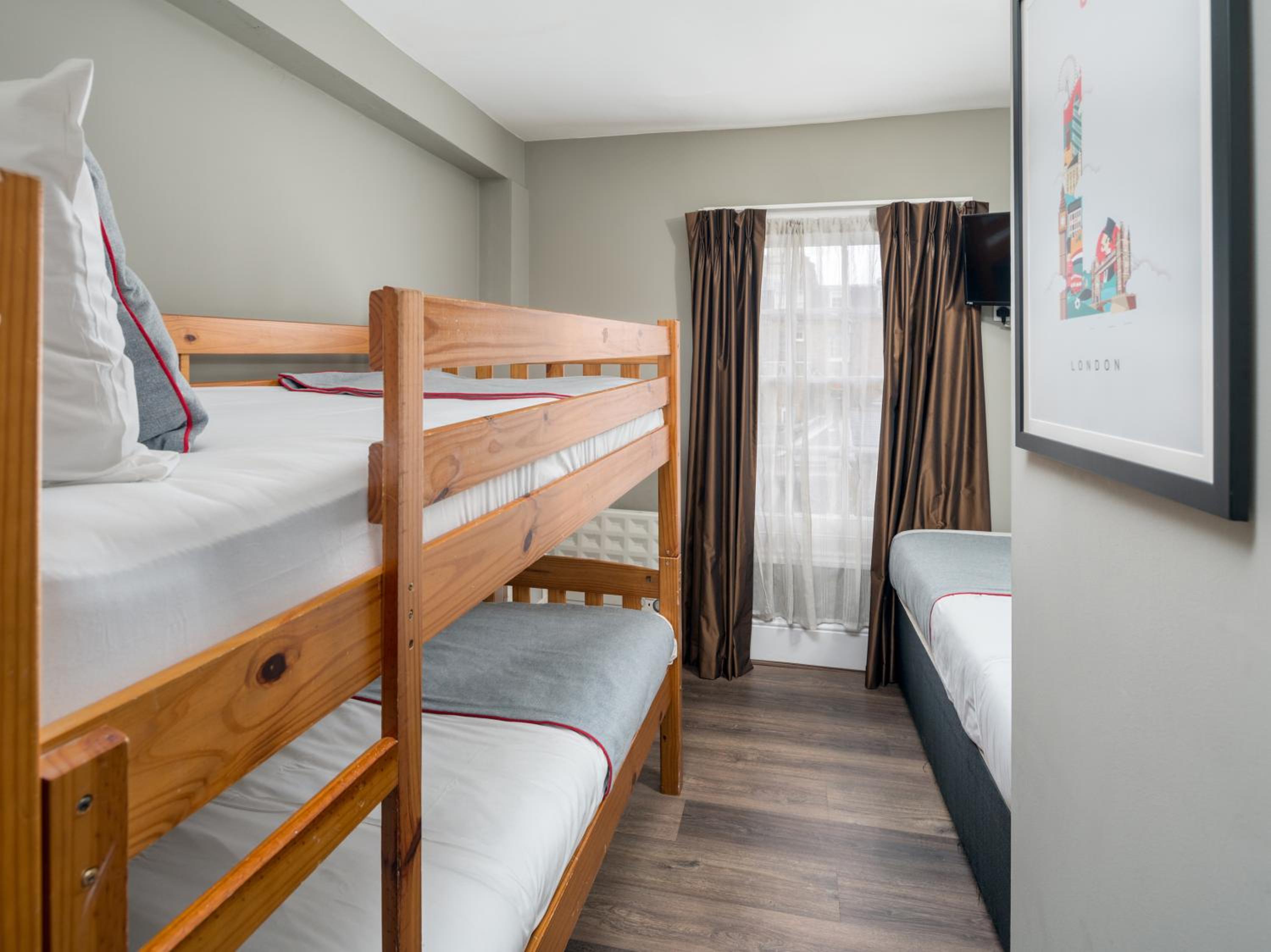 Standard Room - Triple (Bed+Bunk) photo 1