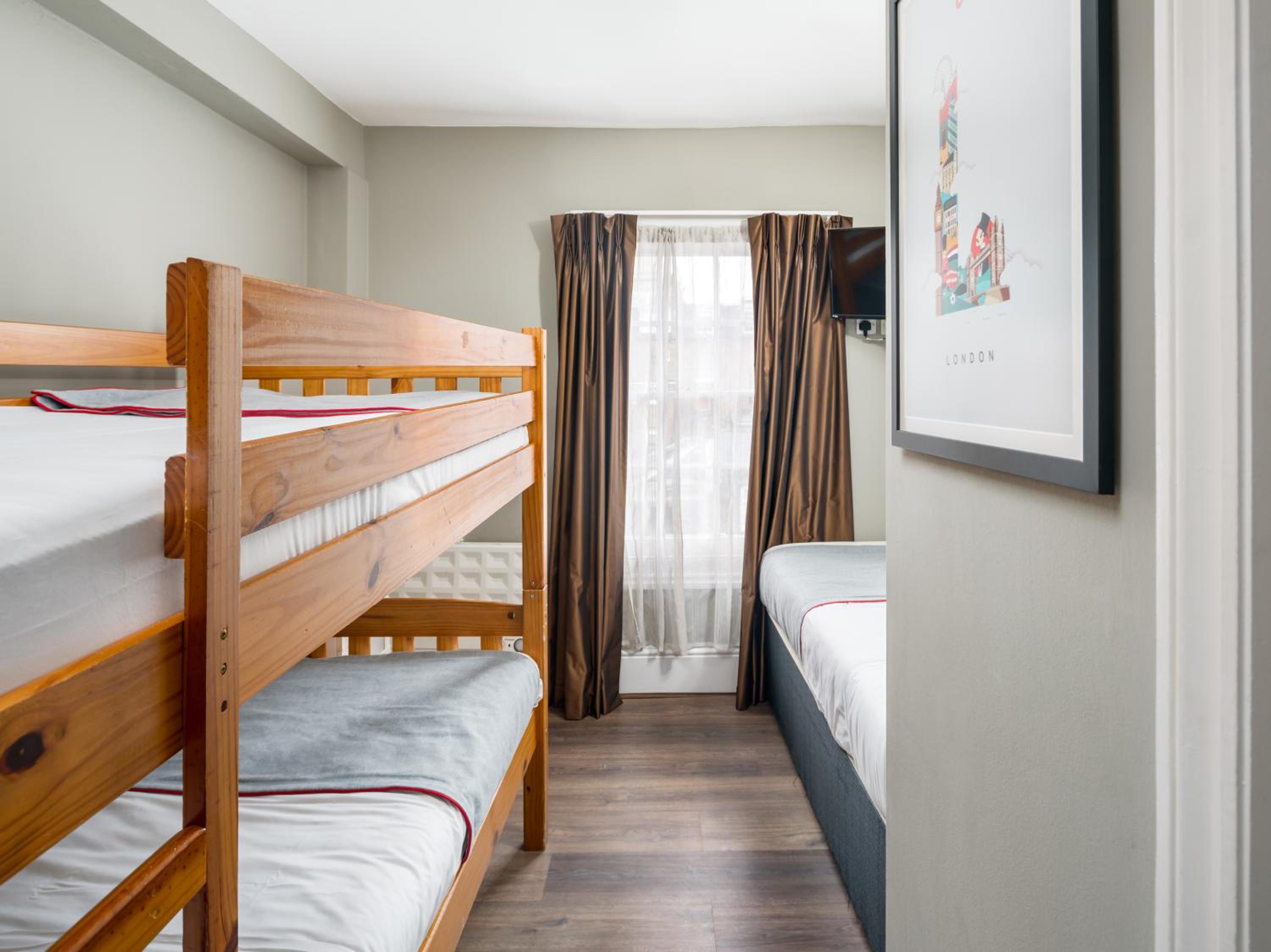 Standard Room - Triple (Bed+Bunk) photo 3