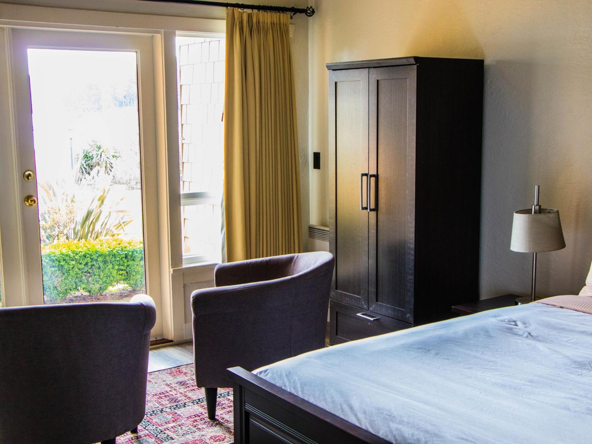 Deluxe Queen Suite