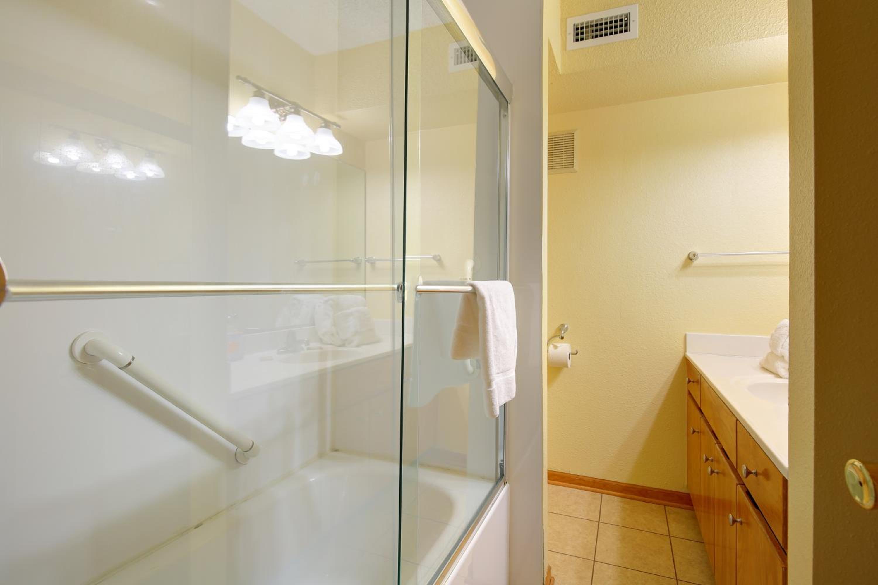 Apartment with Balcony photo 3