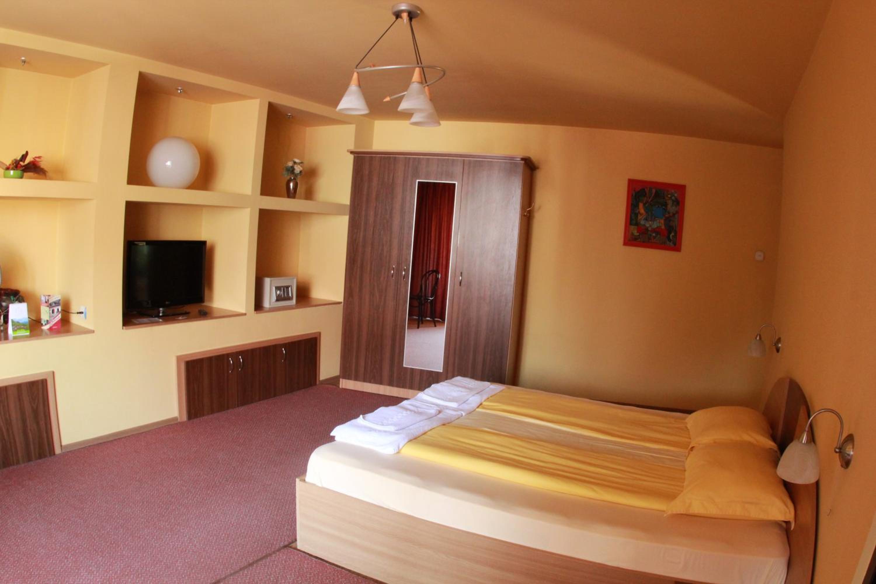 Double or Twin Room - Photo 11