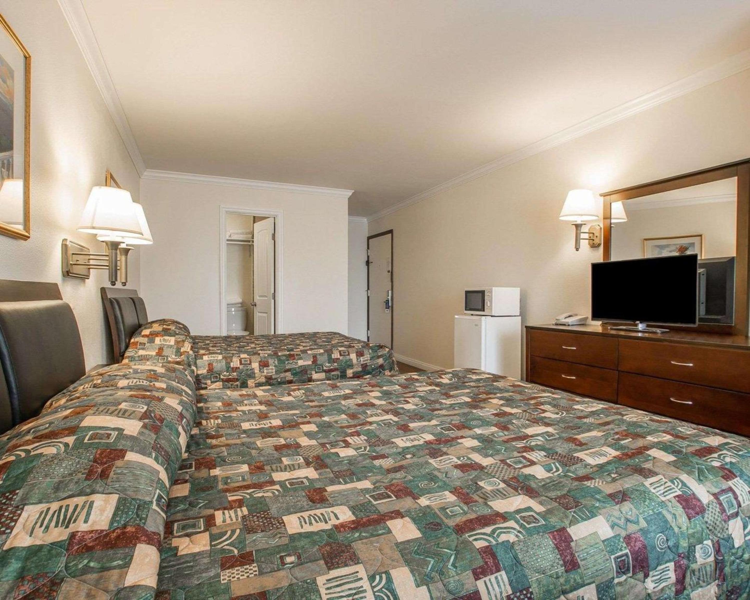 Queen Room with Two Queen Beds - Non-Smoking - Photo 1
