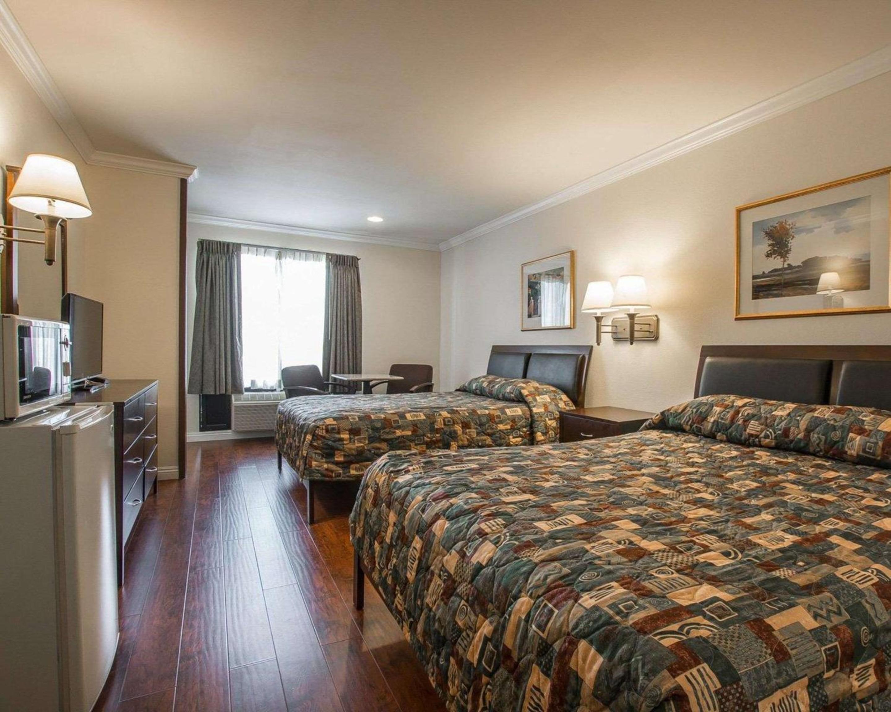 Queen Room with Two Queen Beds - Non-Smoking - Photo 3