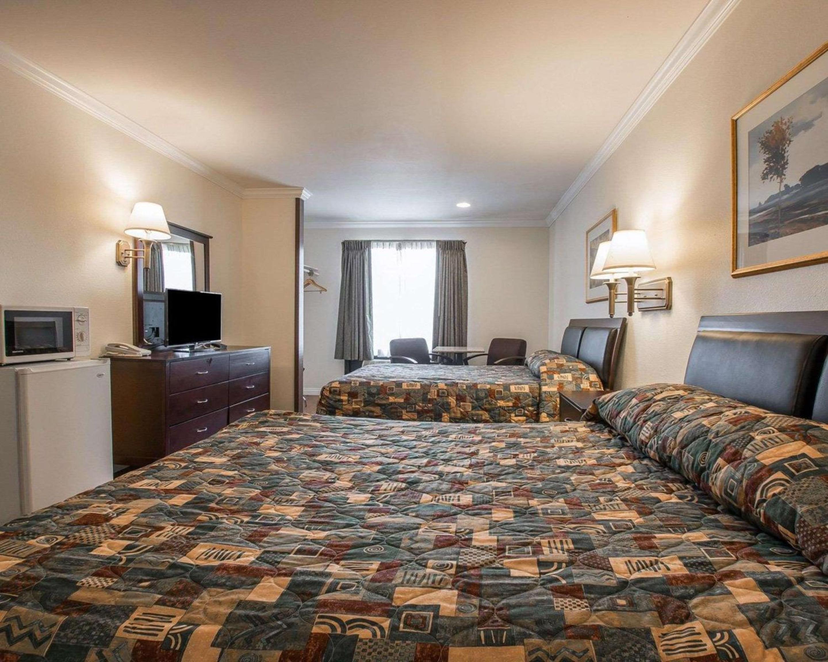 Queen Room with Two Queen Beds - Non-Smoking - Photo 2