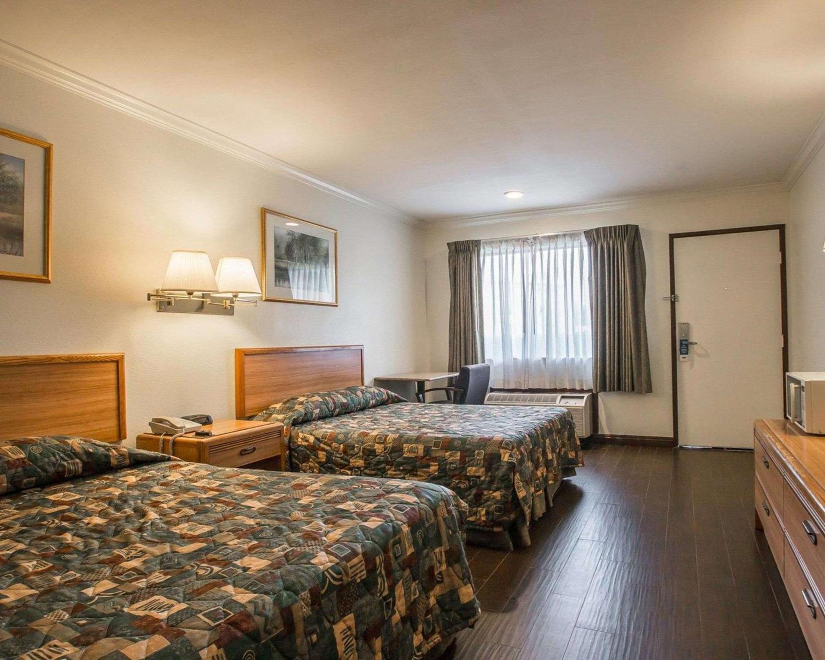 Queen Room with Two Queen Beds - Non-Smoking - Photo 4