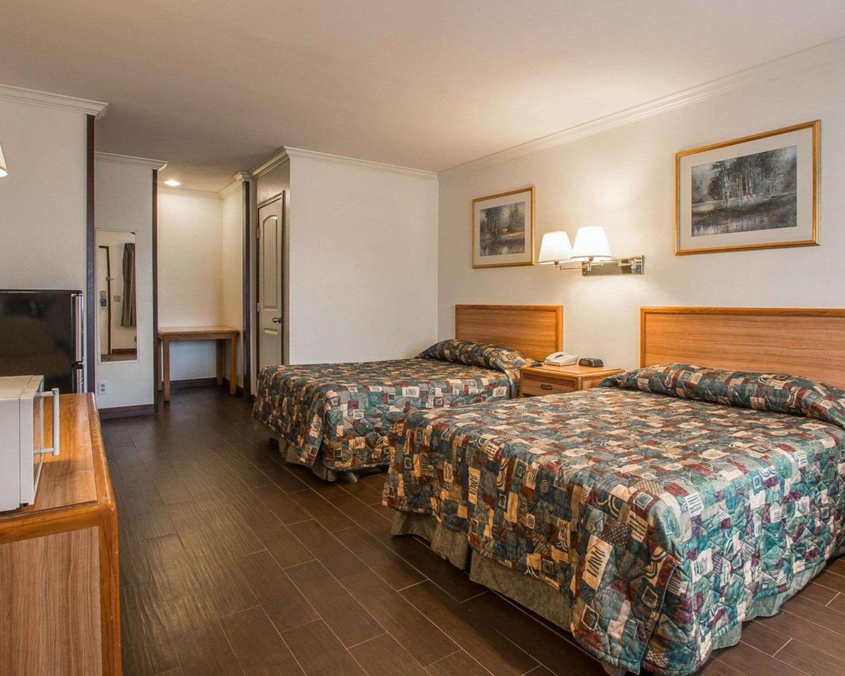 Queen Room with Two Queen Beds - Non-Smoking - Photo 5