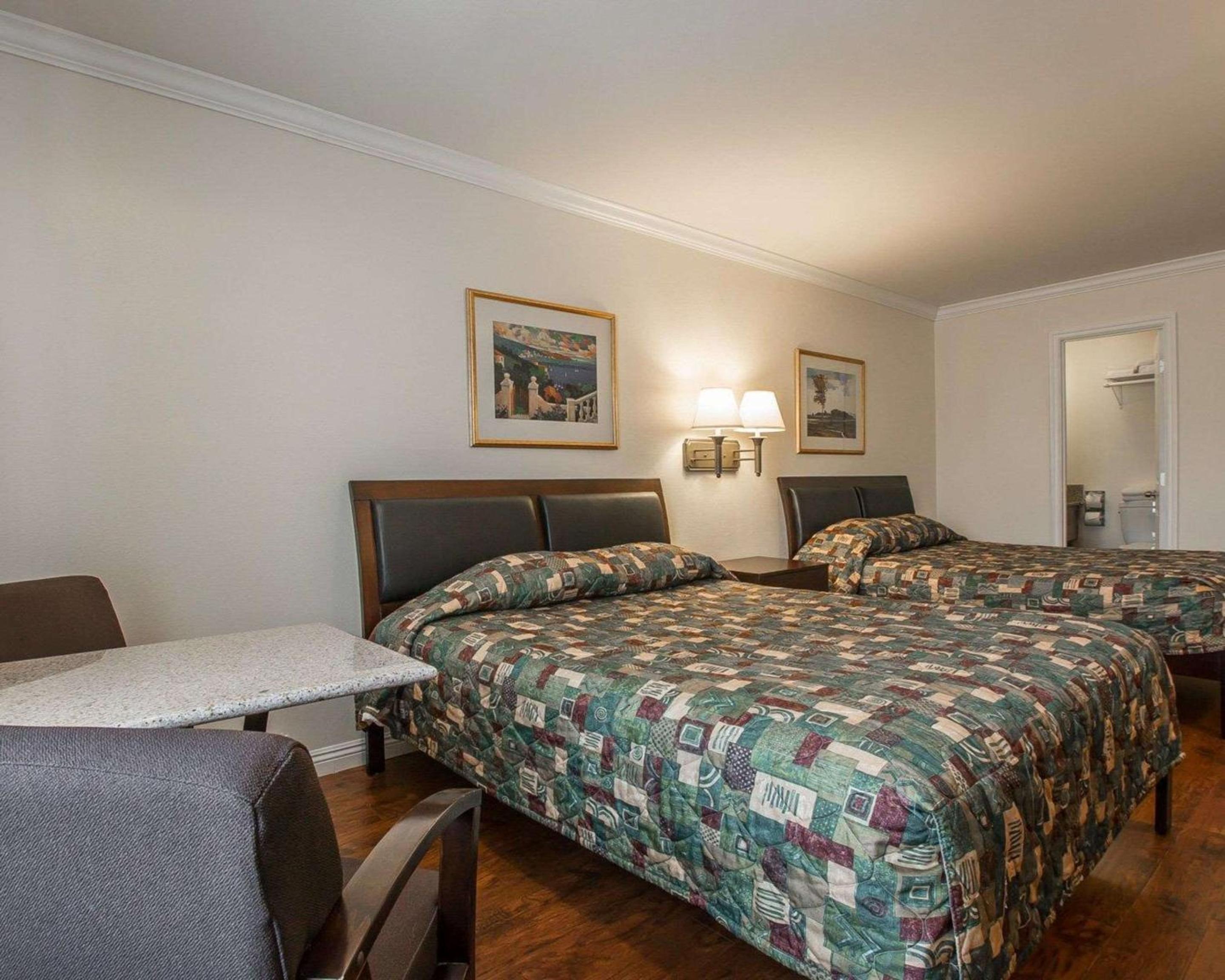 Queen Room with Two Queen Beds - Non-Smoking - Photo 6