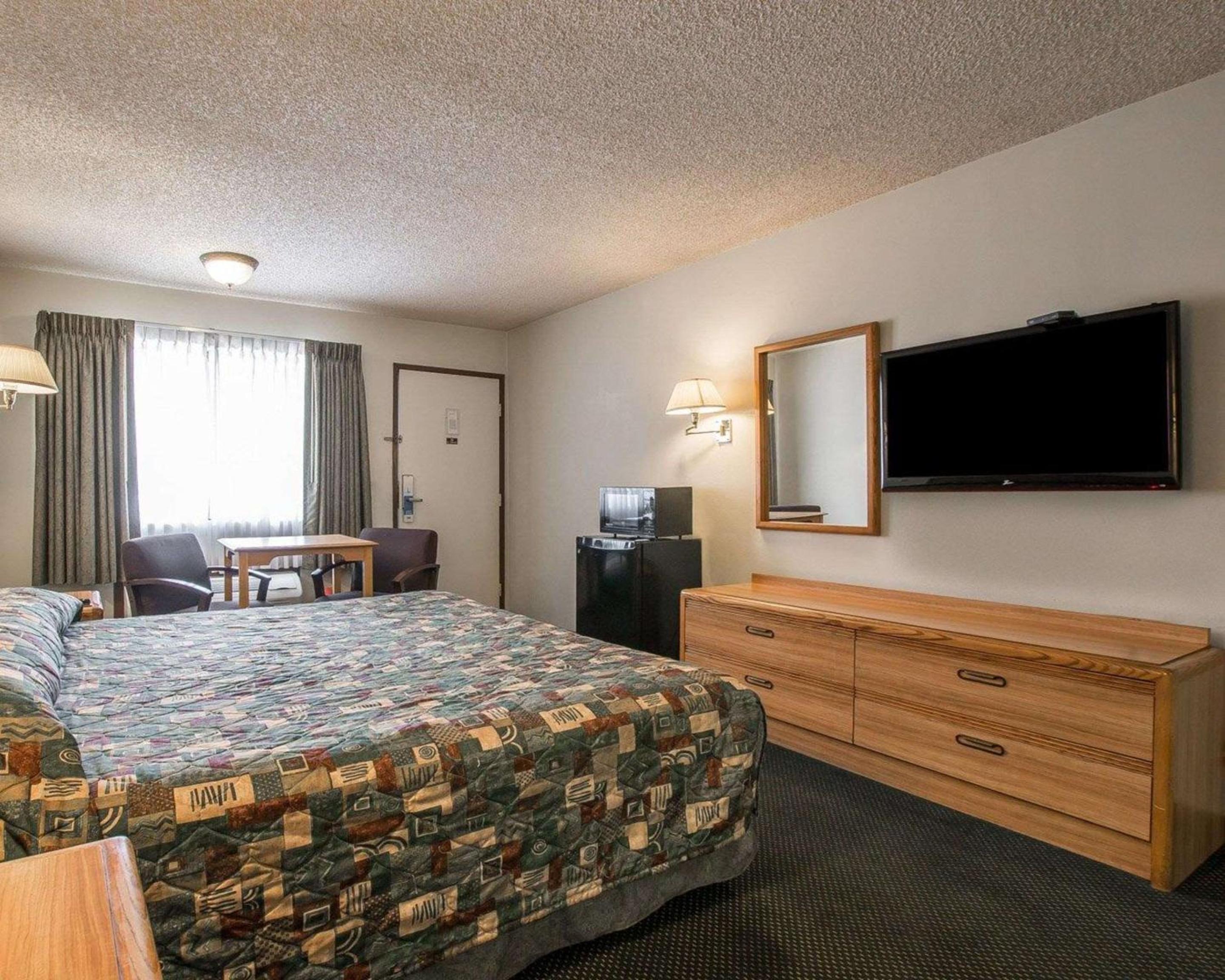 King Room - Non-Smoking - Photo 2