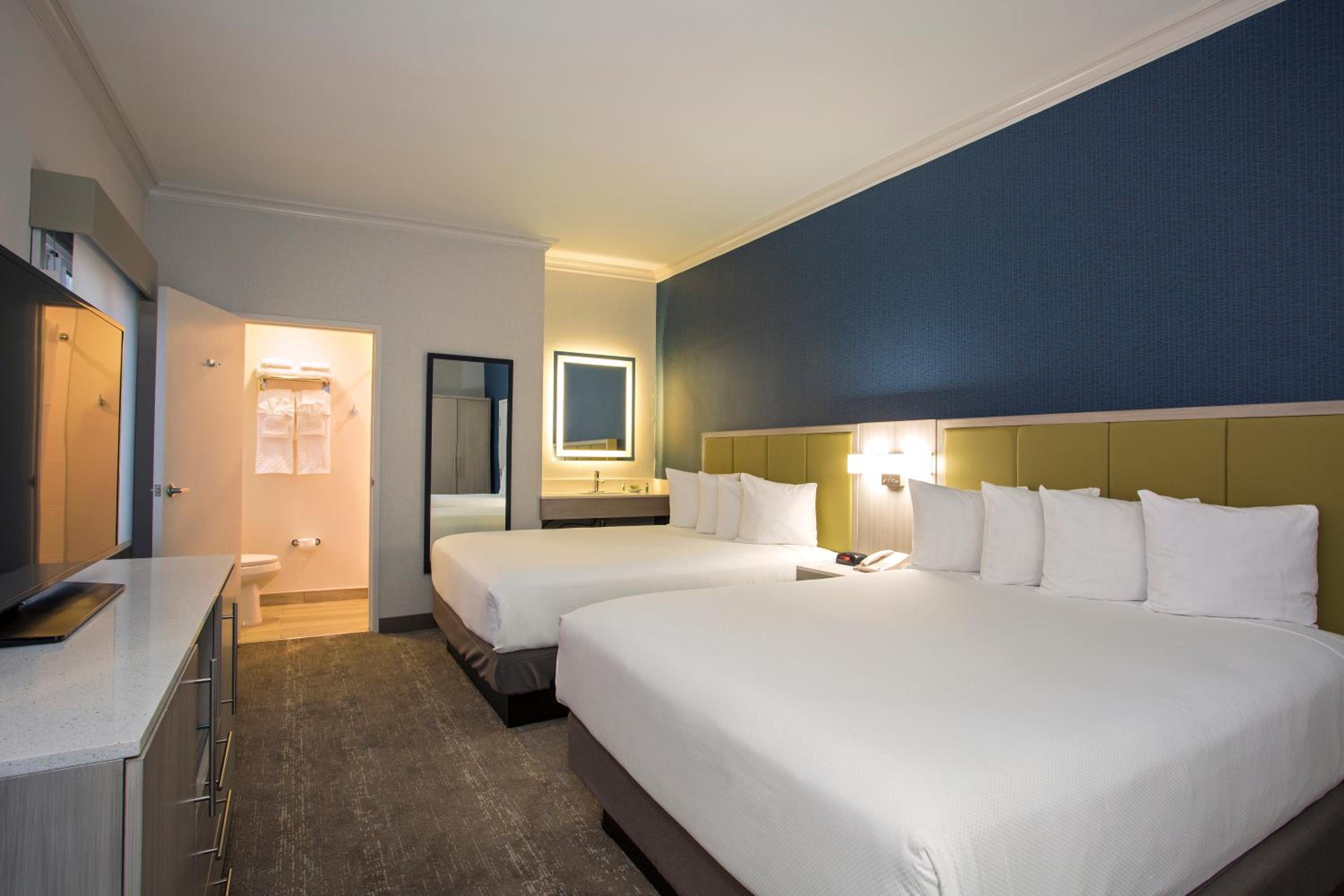 Courtyard Queen Room with Two Queen Beds