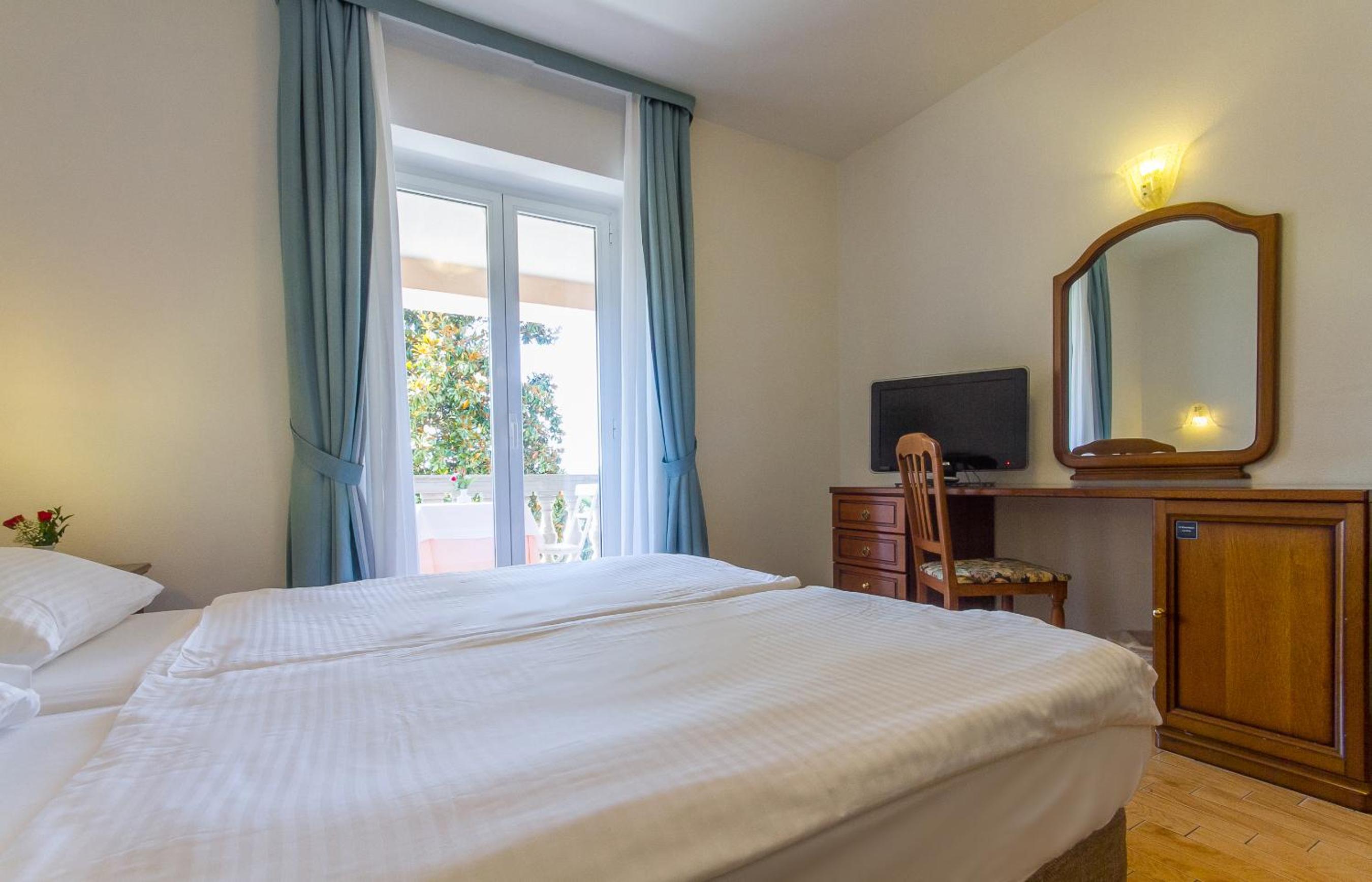 Double Room with Balcony - Photo 8
