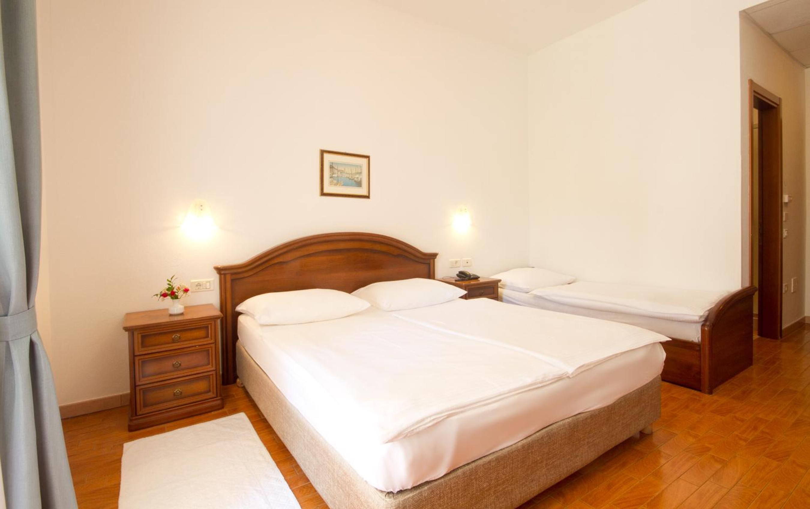 Triple Room with Balcony - Photo 9