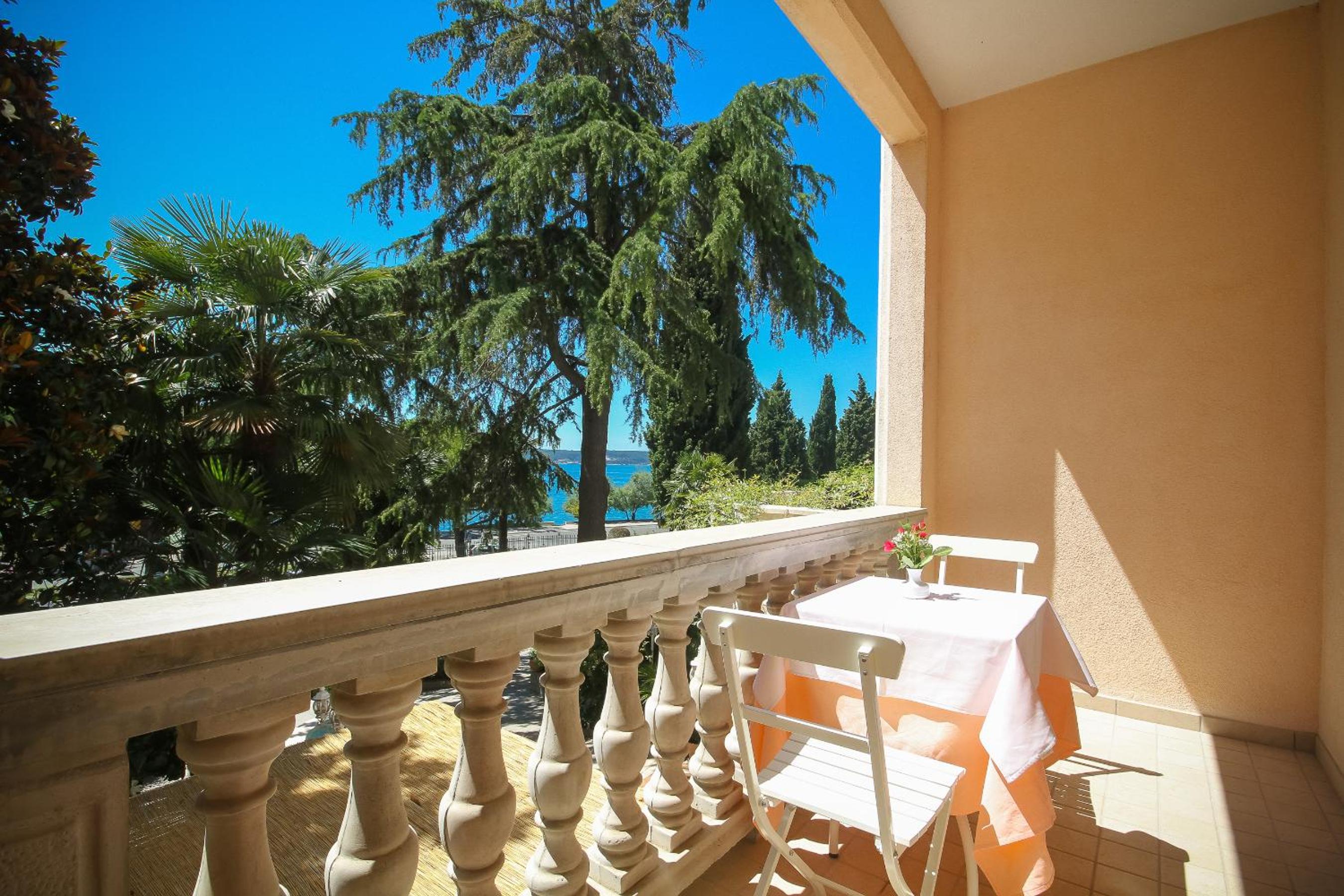 Double Room with Balcony and Sea View - Photo 8