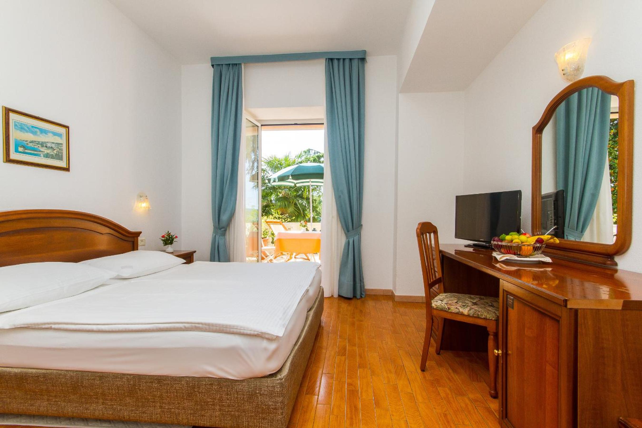 Quadruple Room with Balcony - Photo 1