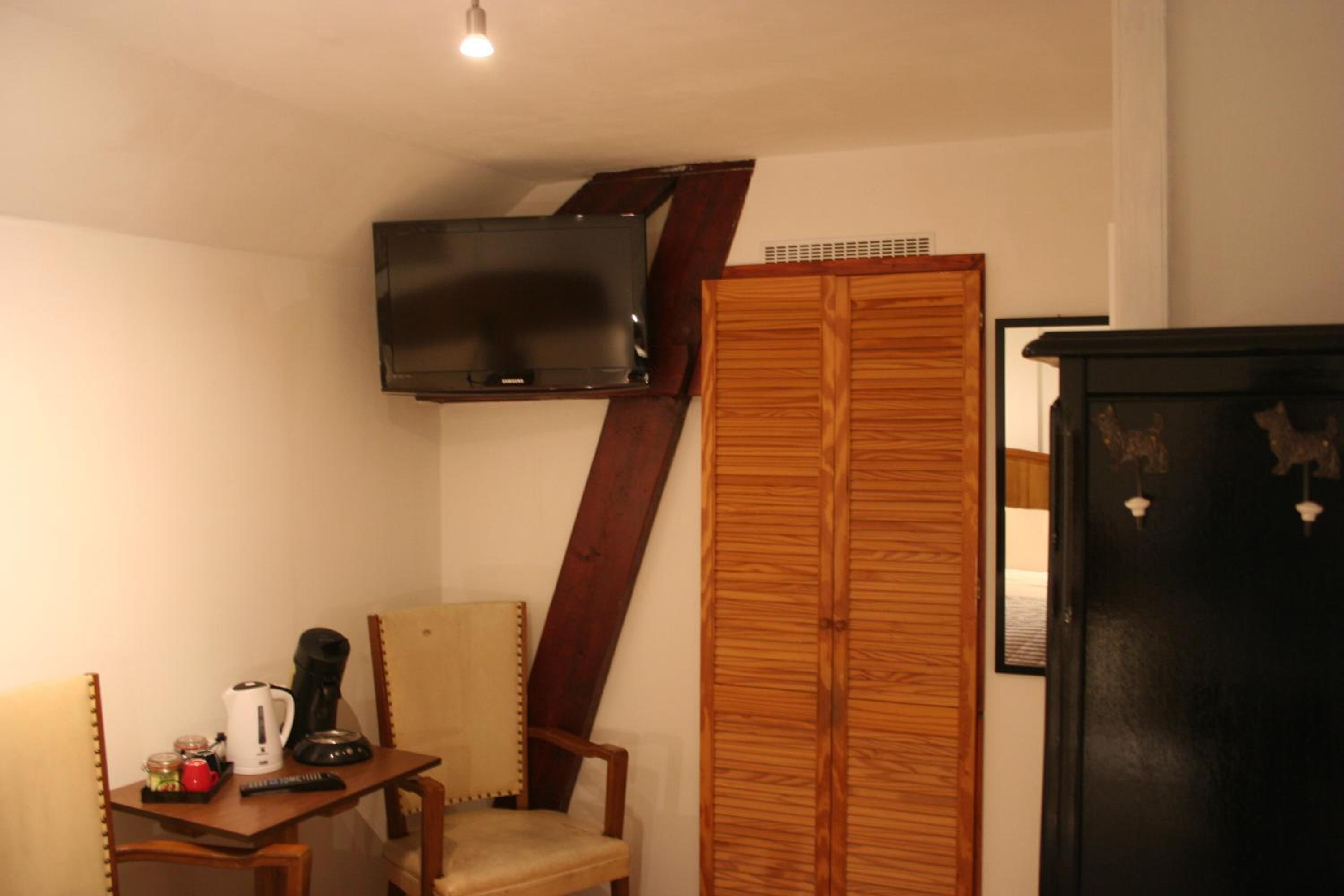 Double Room with Private Bathroom - Photo 12