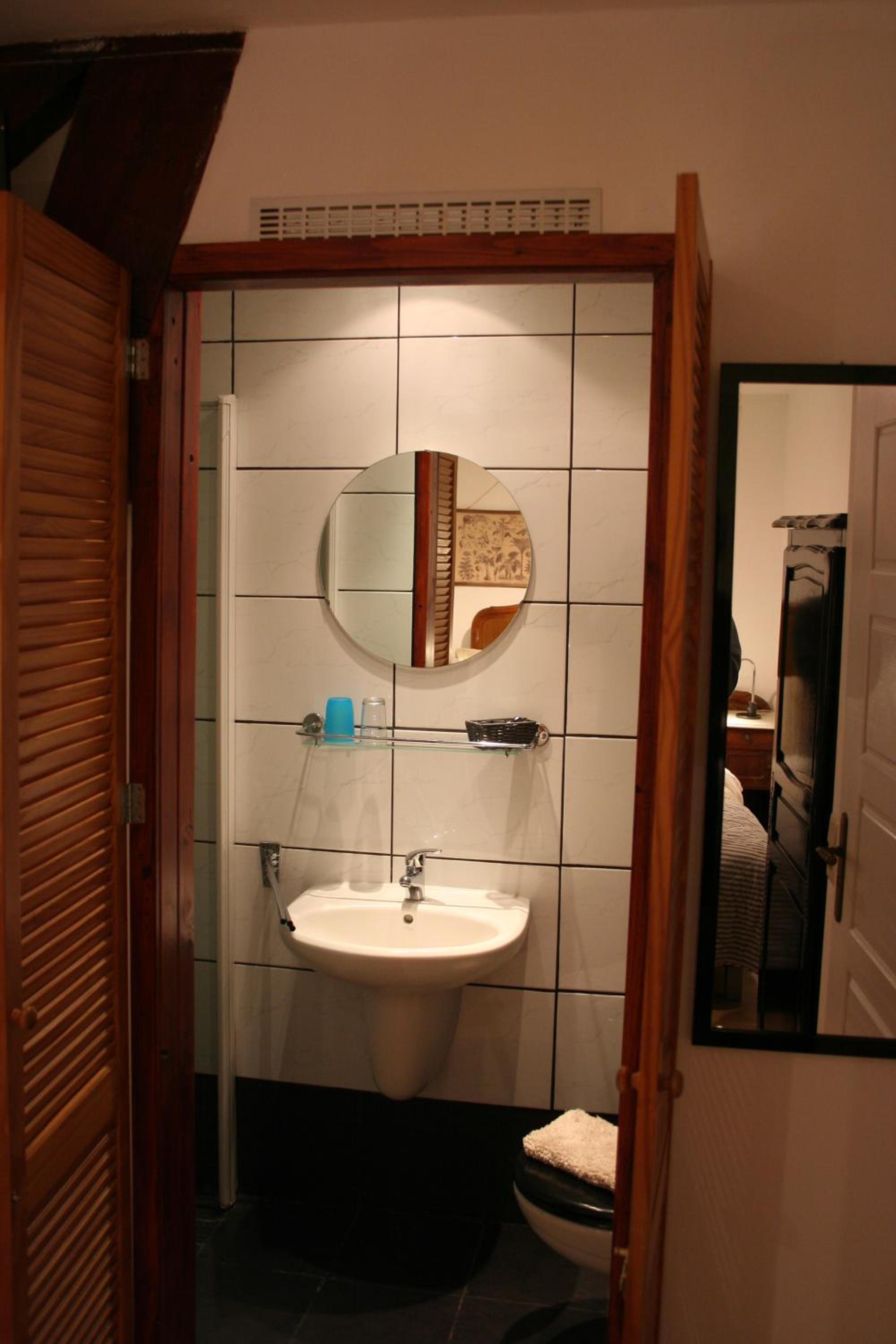 Double Room with Private Bathroom - Photo 11