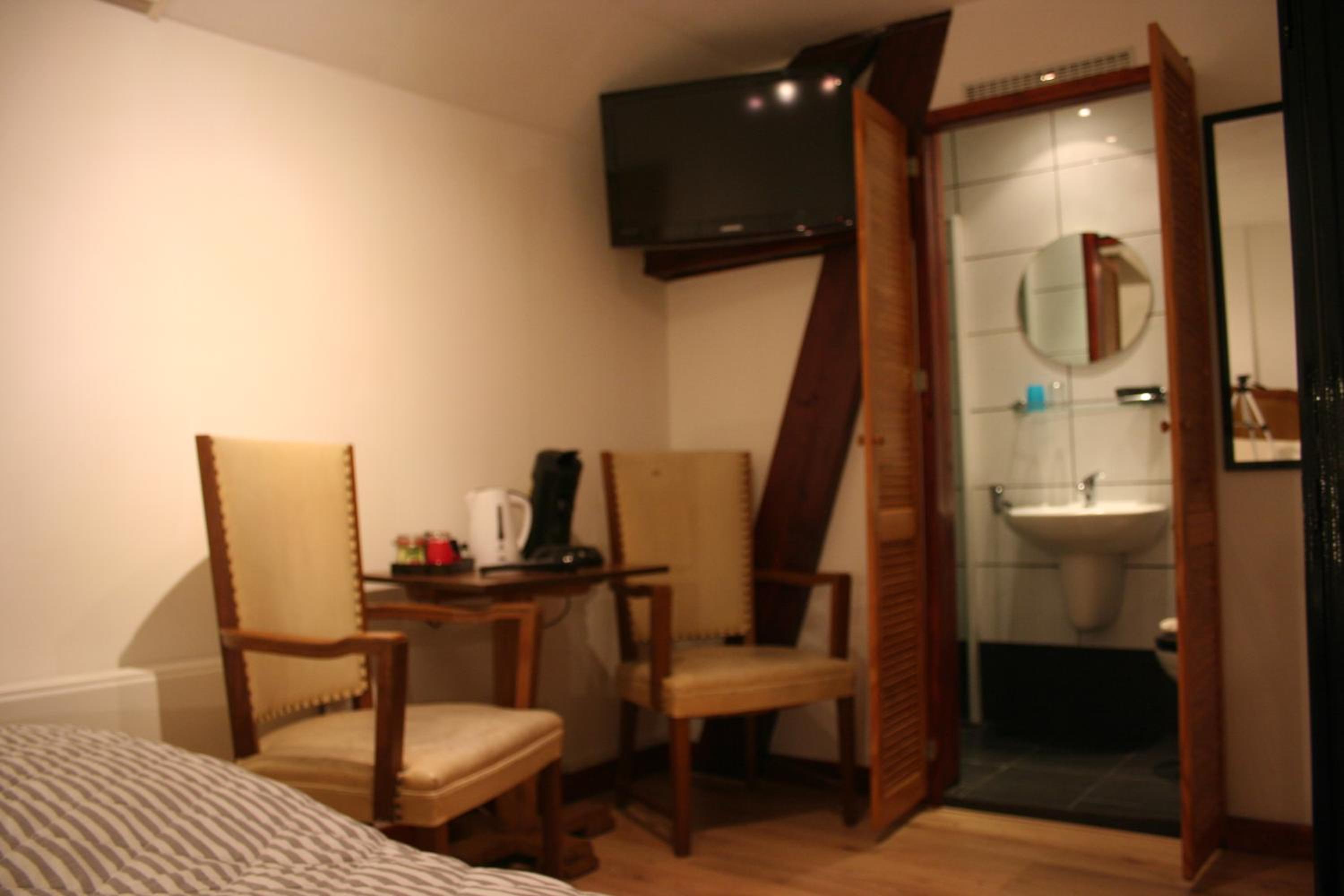Double Room with Private Bathroom - Photo 7