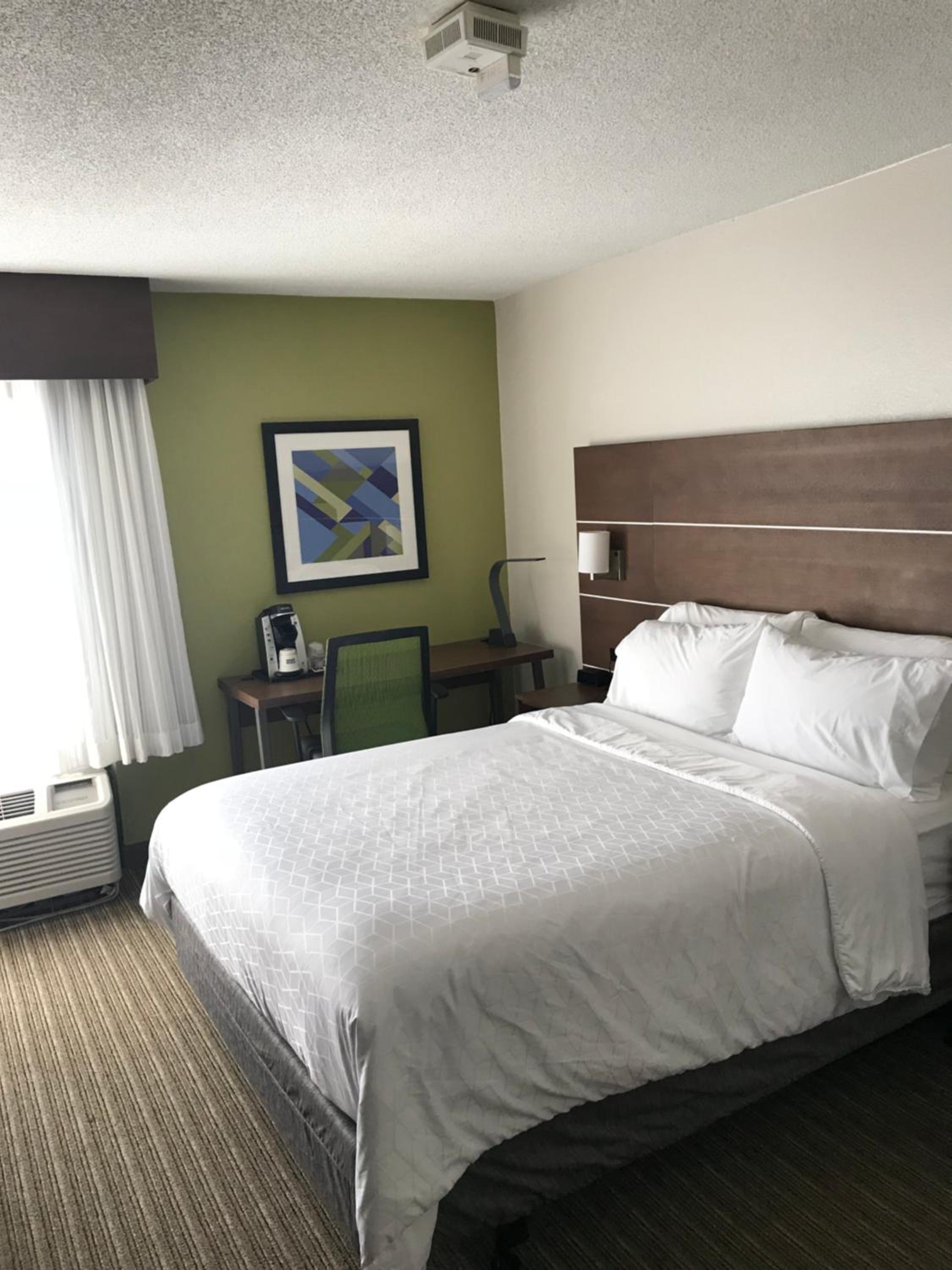 Queen Room - Disability Access - Photo 4