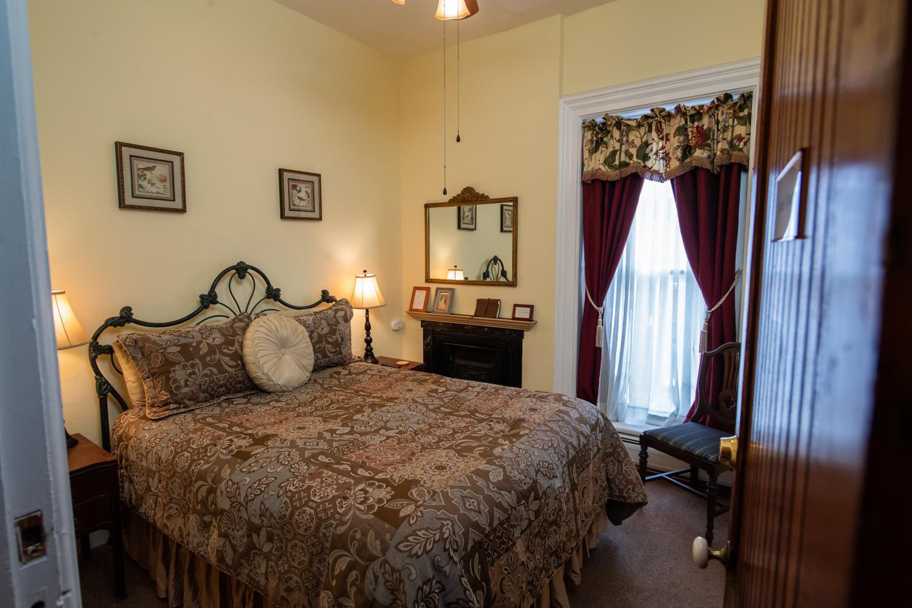 Queen Room photo 1