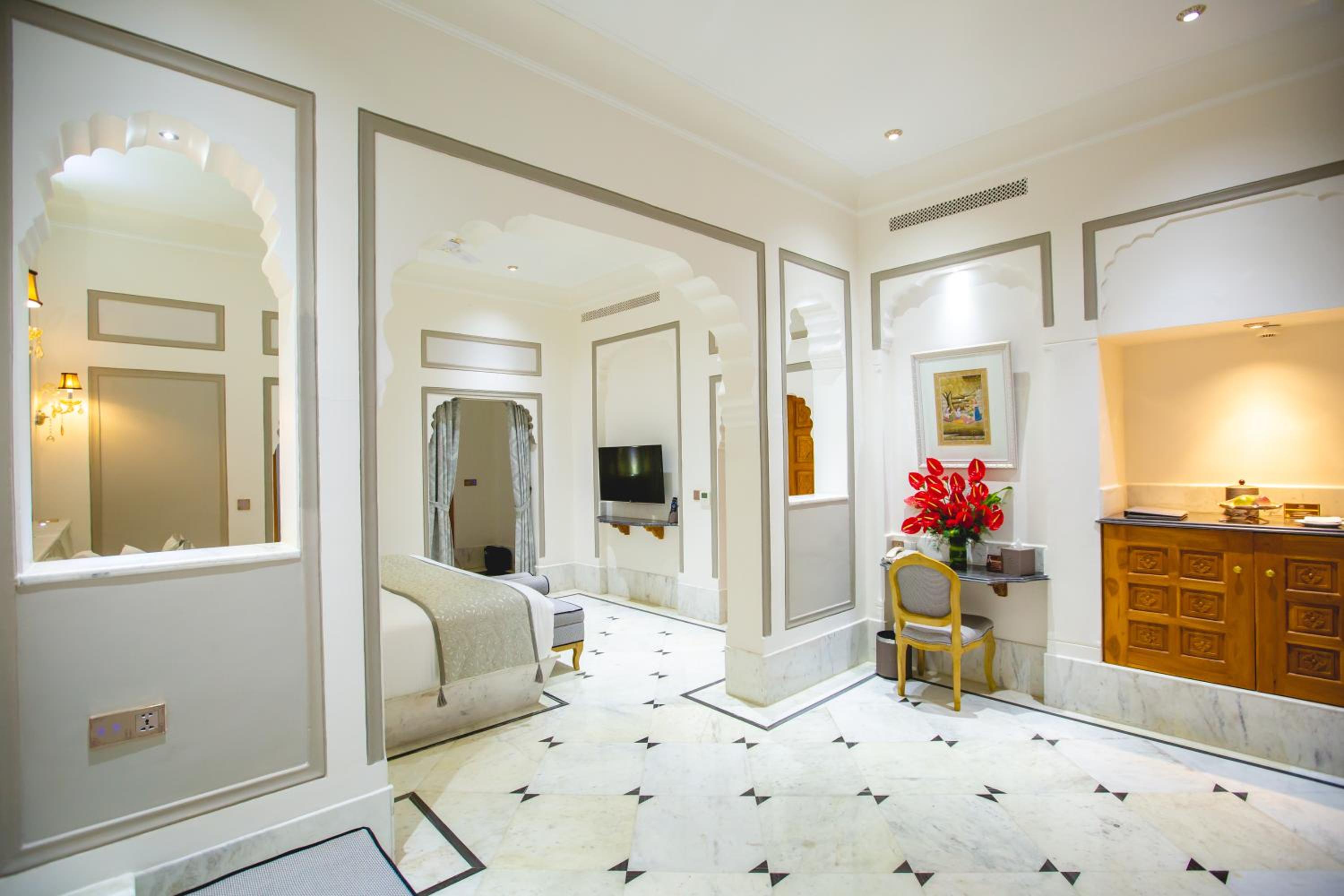  Royal Villa Suite with Private Pool : Welcome drink on arrival, 2 pints of Kingfisher lager beer, One child up to 10 years complimentary without extra bed,20% discount on all resort services,Complimentary Mini Bar - Photo 1