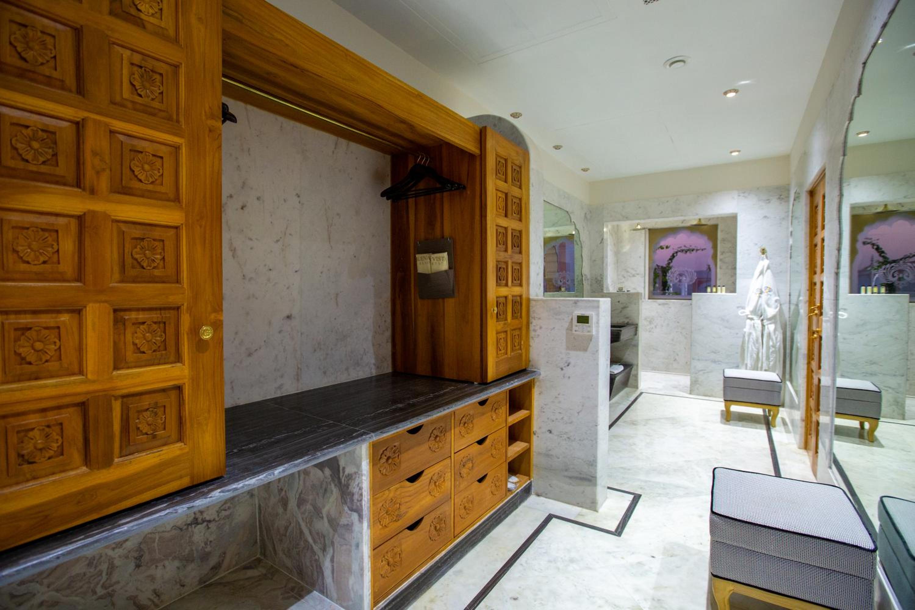  Royal Villa Suite with Private Pool : Welcome drink on arrival, 2 pints of Kingfisher lager beer, One child up to 10 years complimentary without extra bed,20% discount on all resort services,Complimentary Mini Bar - Photo 11