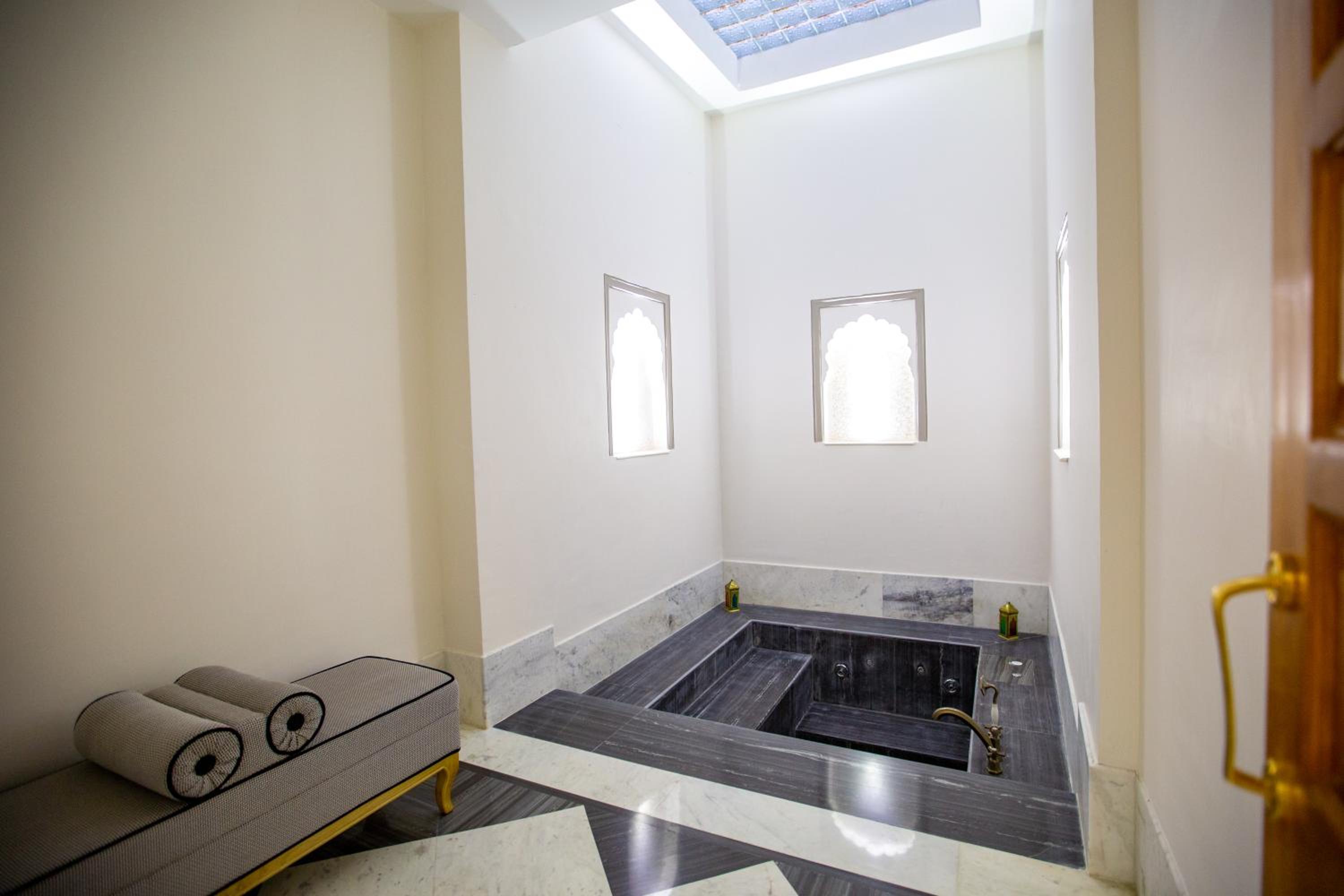  Royal Villa Suite with Private Pool : Welcome drink on arrival, 2 pints of Kingfisher lager beer, One child up to 10 years complimentary without extra bed,20% discount on all resort services,Complimentary Mini Bar - Photo 9