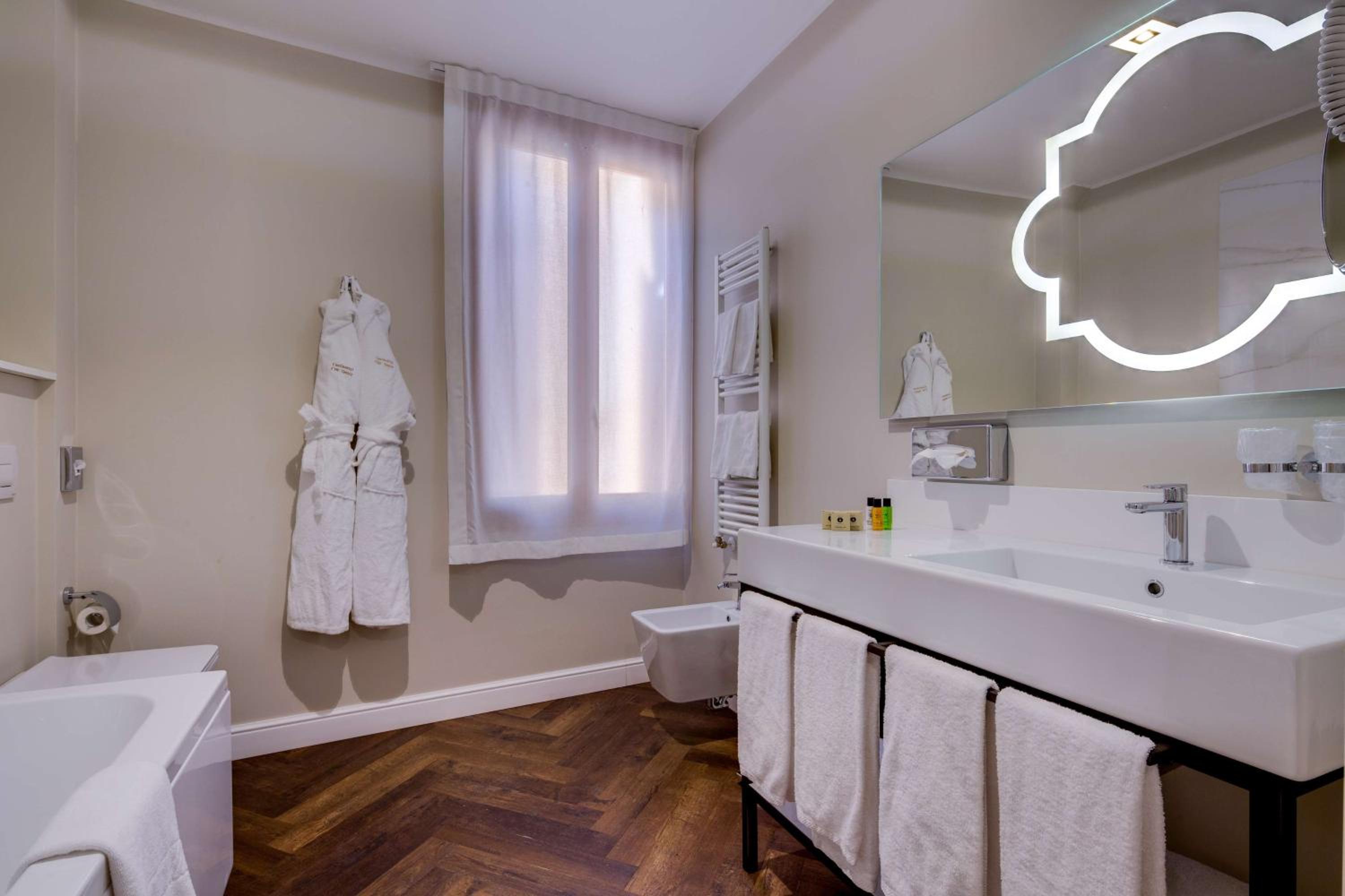 Superior Queen Room with Canal view