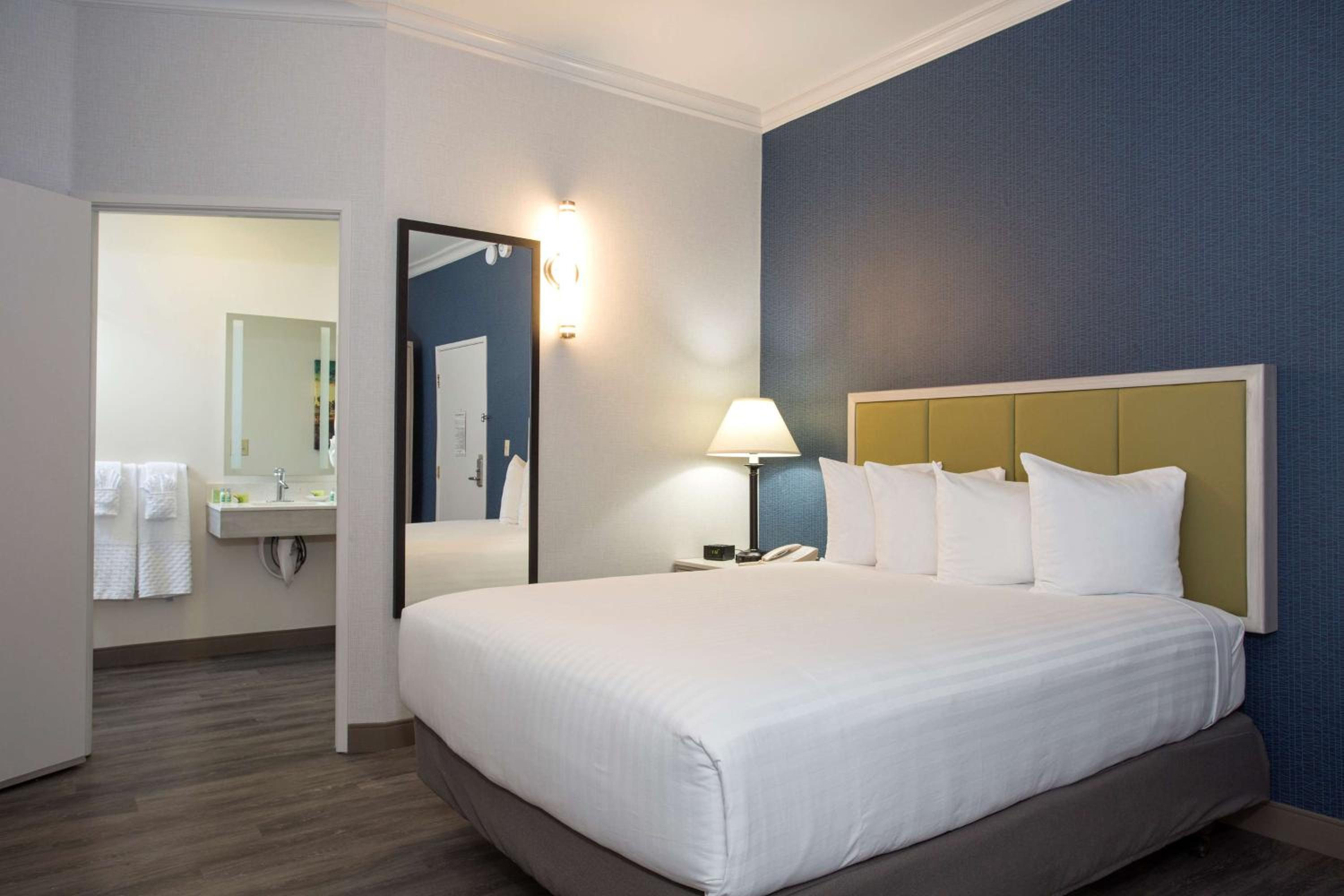 Queen Room - Mobility Accessible/Non-Smoking