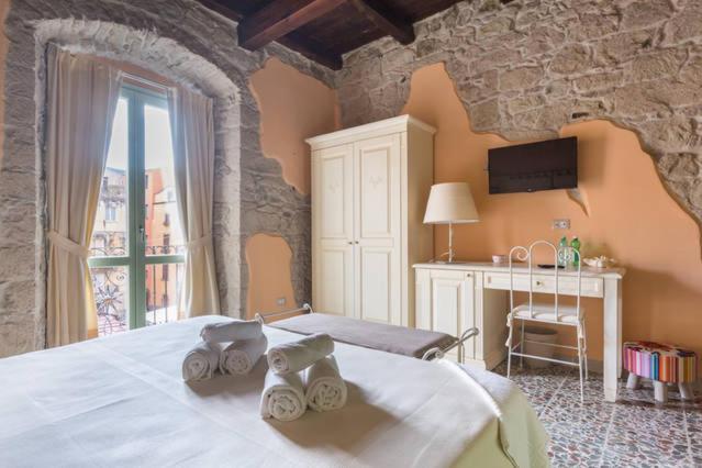Double Room with Balcony - Photo 3