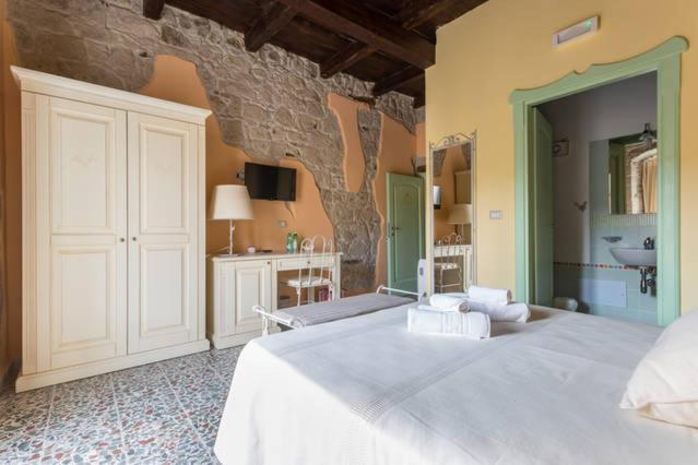 Double Room with Balcony - Photo 4