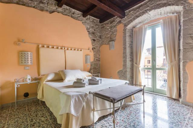 Double Room with Balcony - Photo 1
